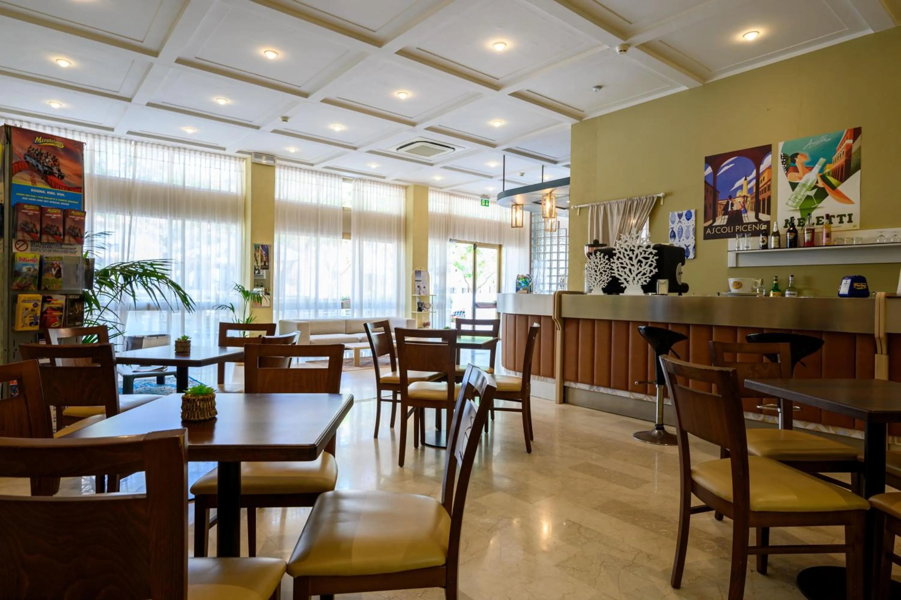 Restaurant/places to eat in Amadei Hotel Promenade