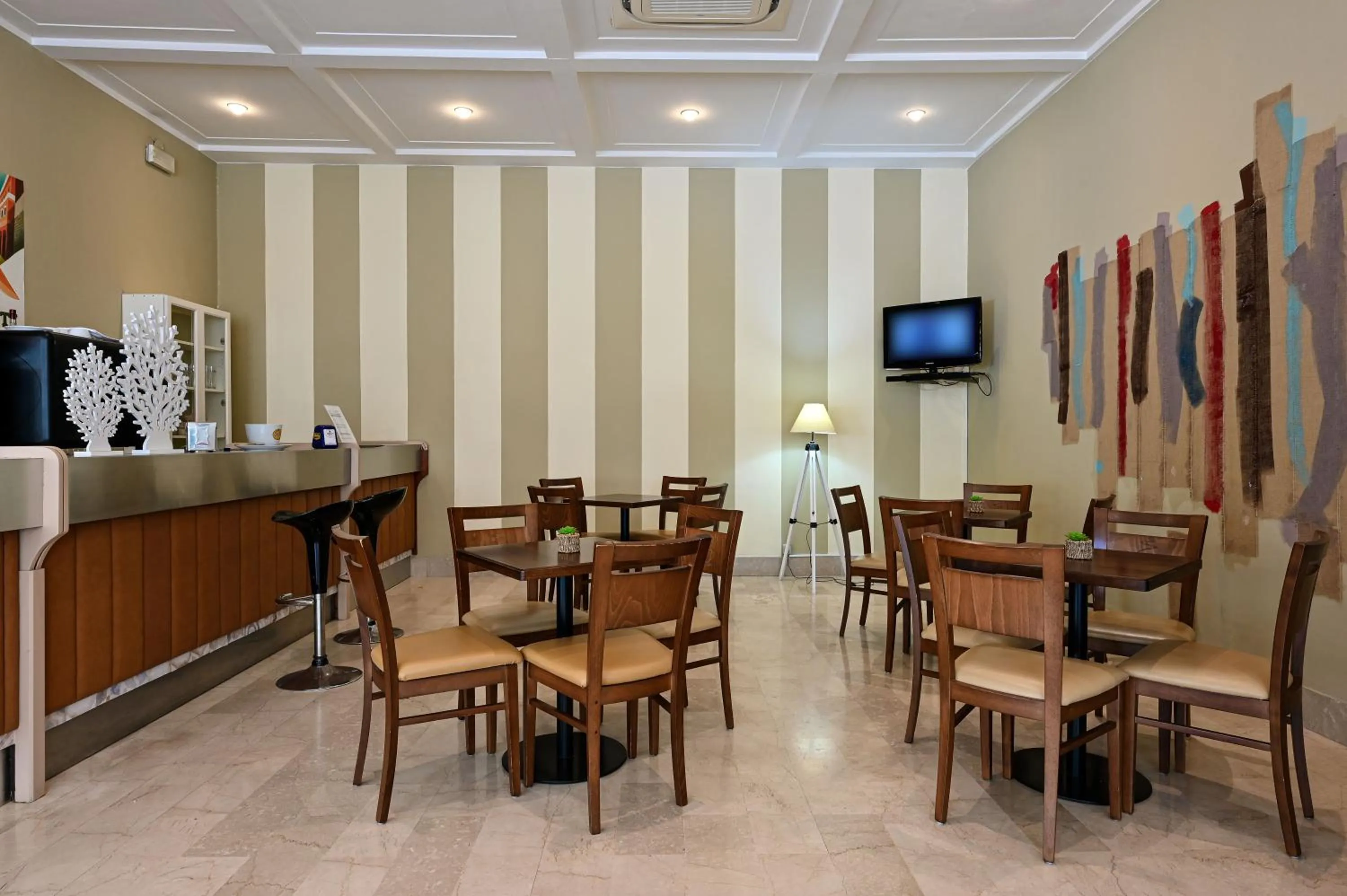 Restaurant/places to eat in Amadei Hotel Promenade