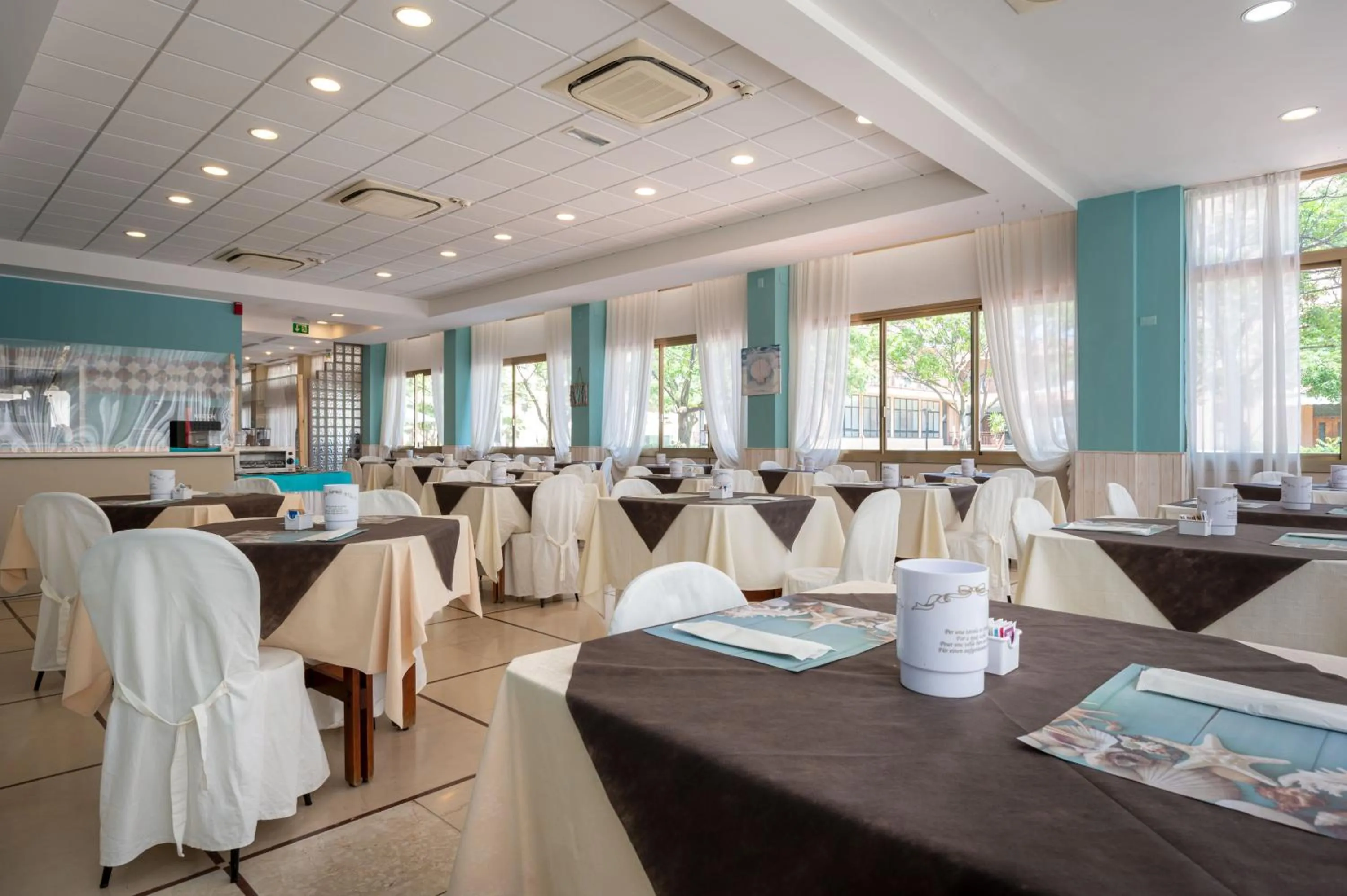 Restaurant/places to eat in Amadei Hotel Promenade