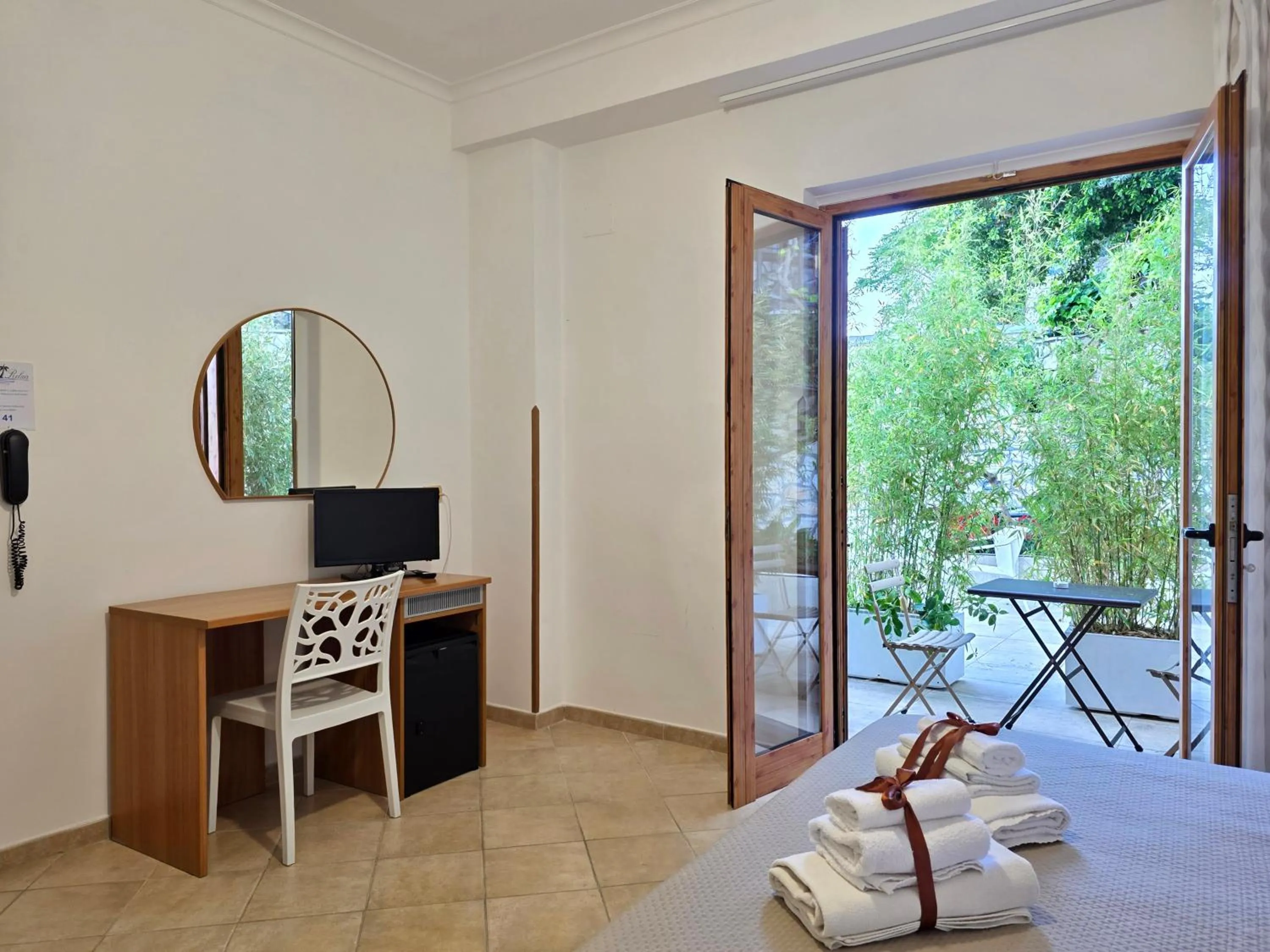 Communal lounge/ TV room, Bed in Oasi Relais