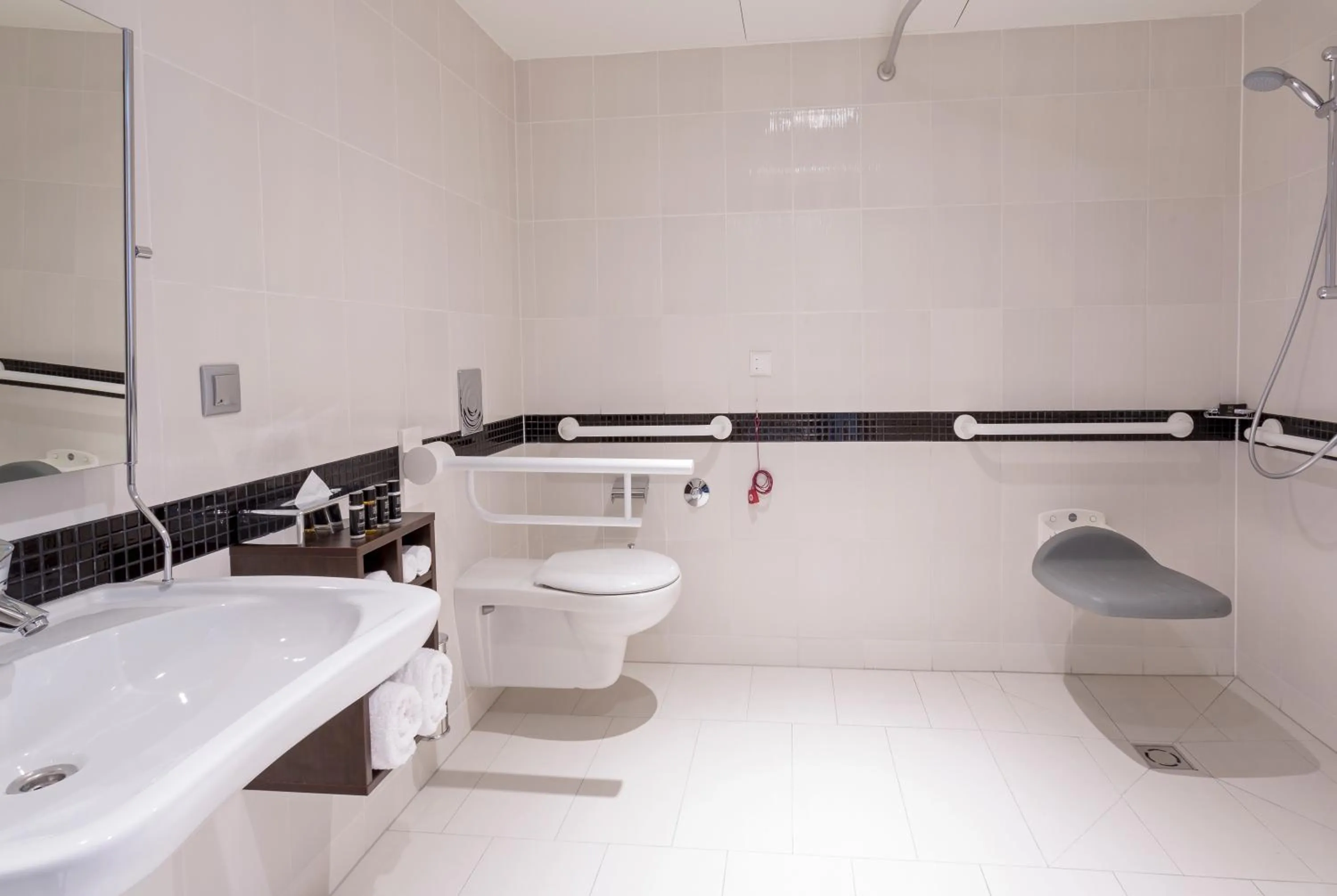 Bathroom in Hampton by Hilton Warsaw City Centre