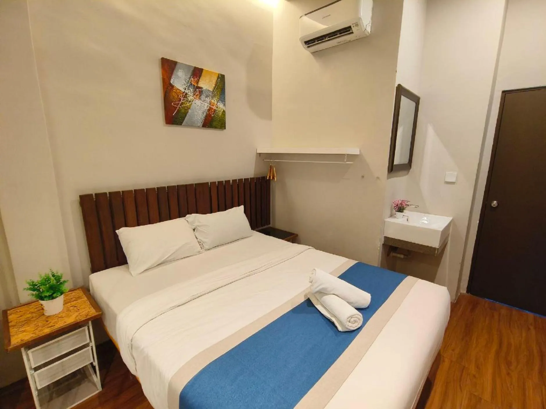 Photo of the whole room, Bed in The Riverbank Hotel By MRVJ Business