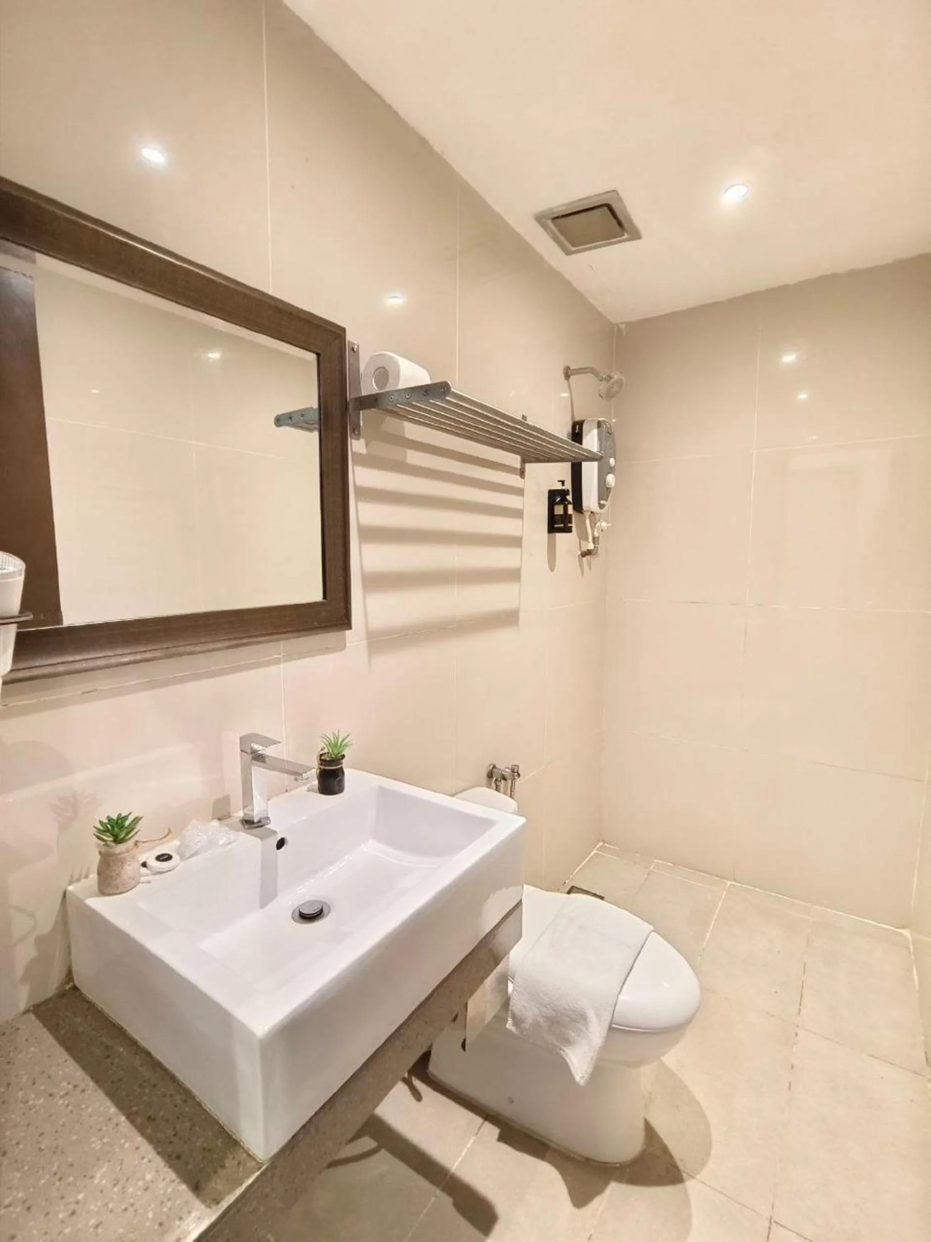 Toilet in The Riverbank Hotel By MRVJ Business