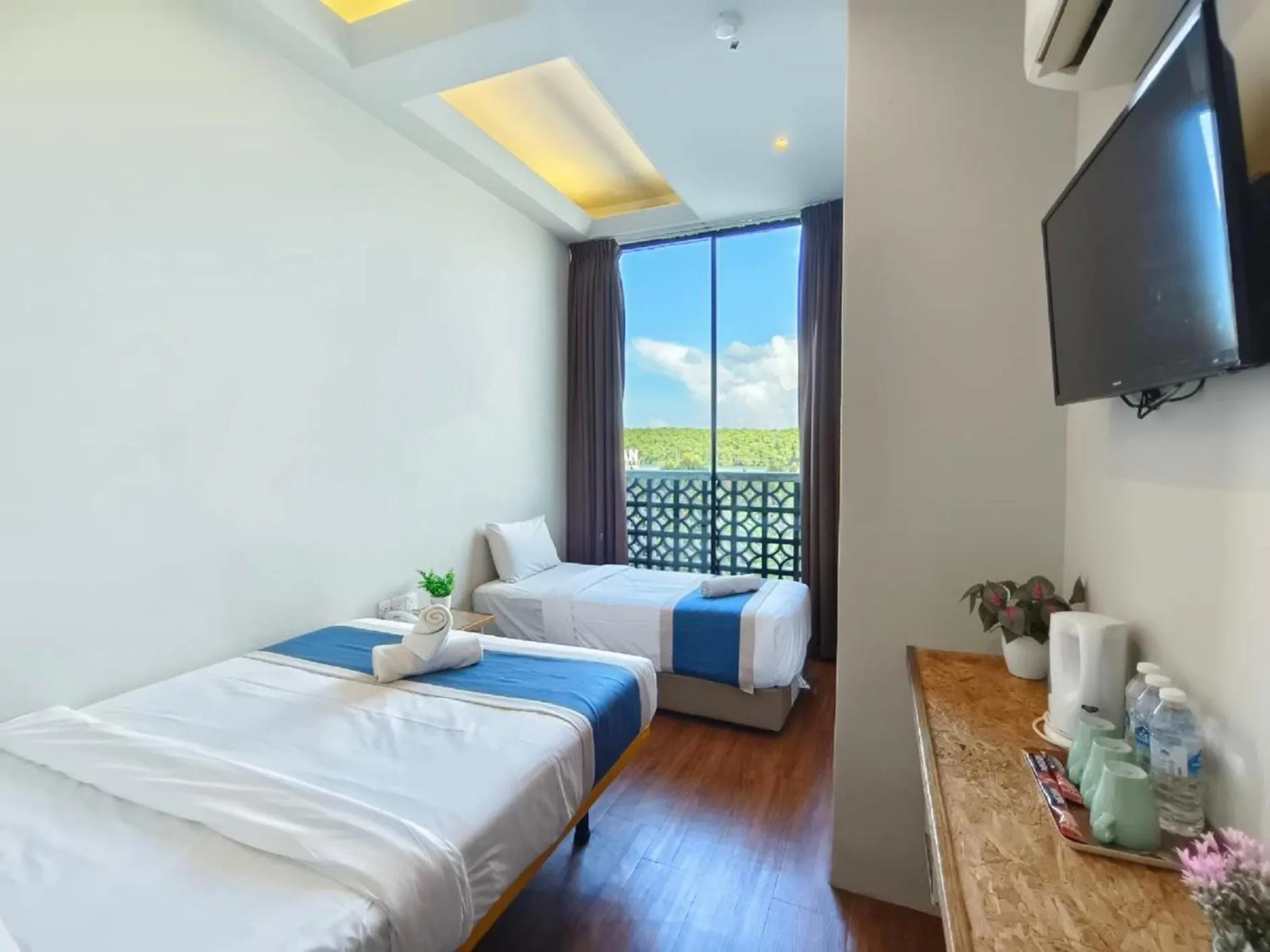 Photo of the whole room, Bed in The Riverbank Hotel By MRVJ Business