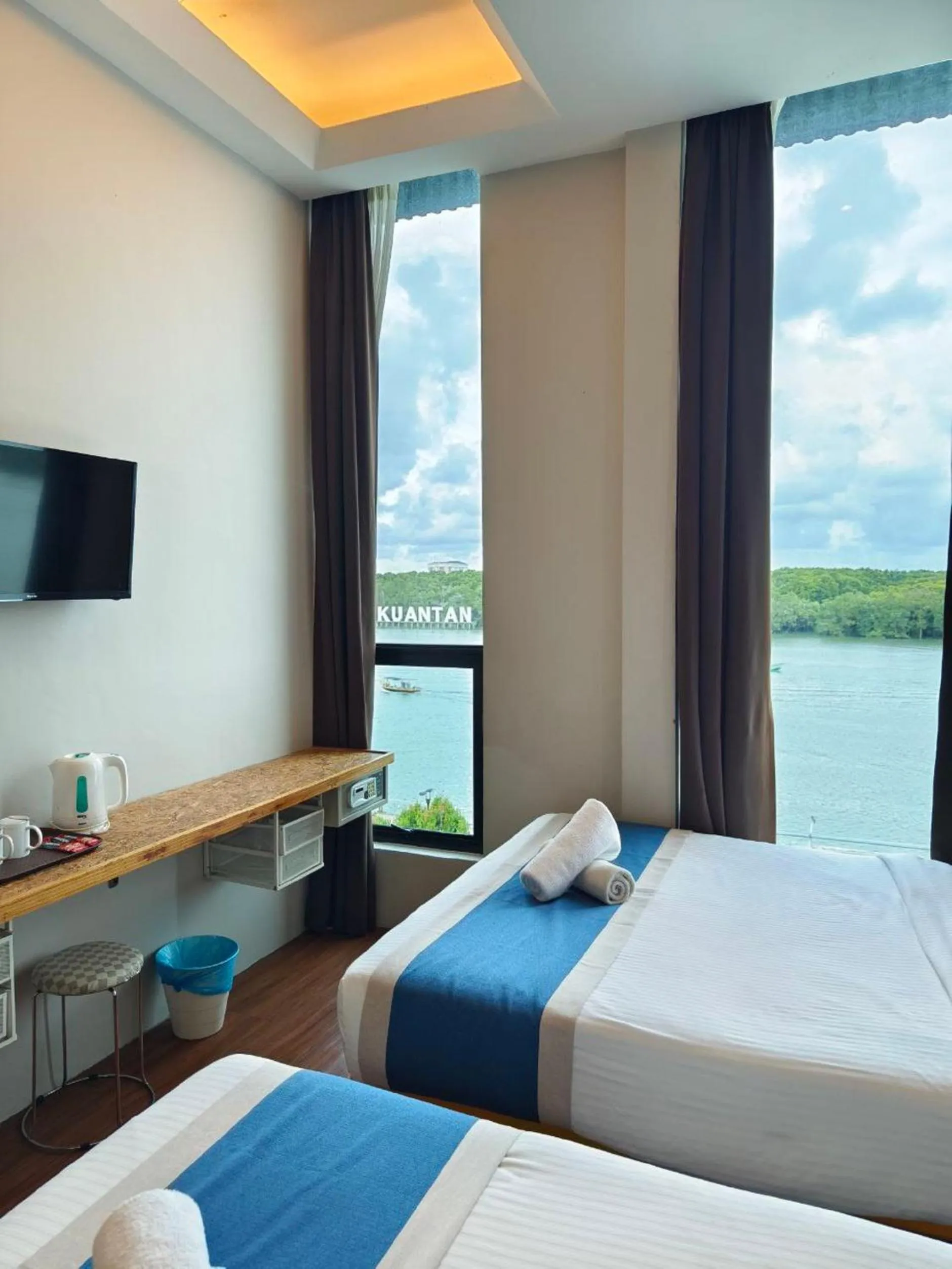 Photo of the whole room, Bed in The Riverbank Hotel By MRVJ Business