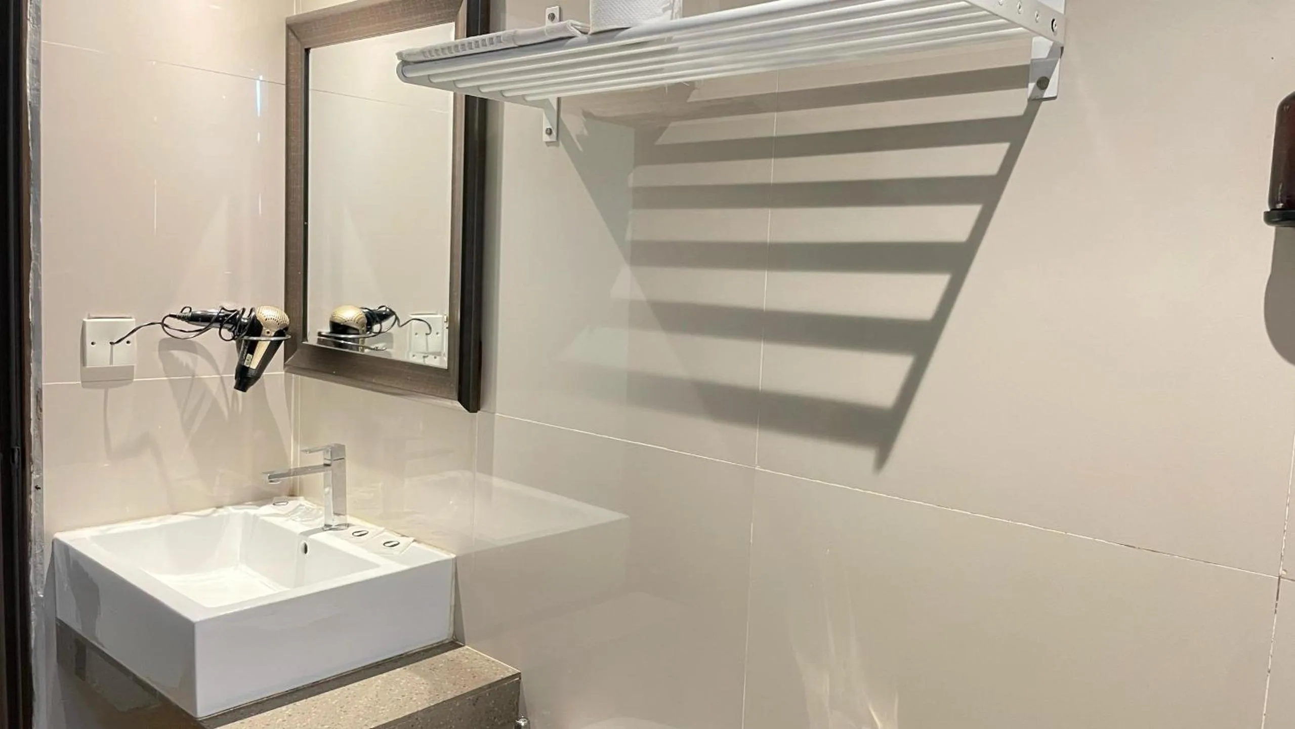 The Riverbank Hotel By MRVJ Business