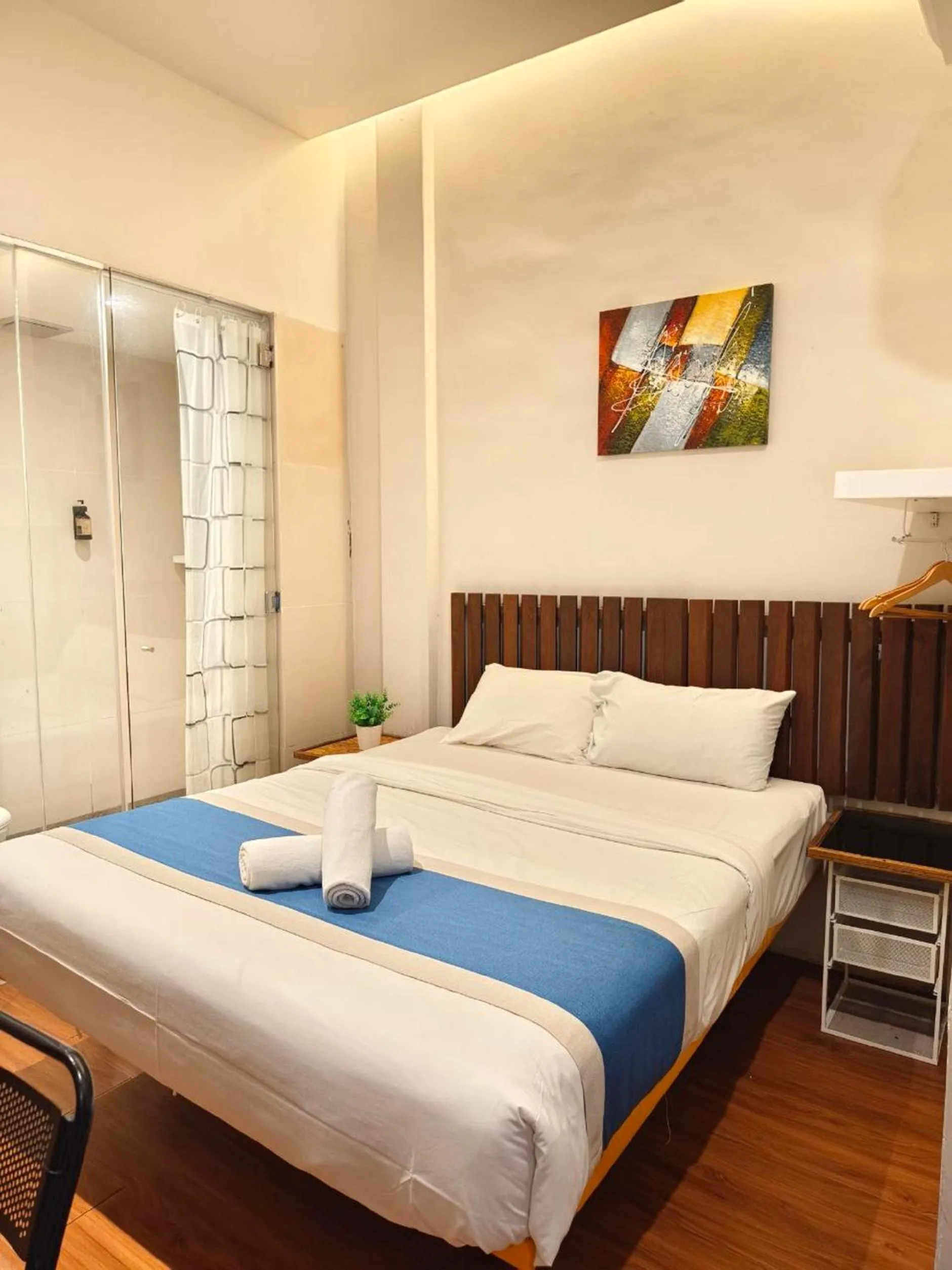 wardrobe, Bed in The Riverbank Hotel By MRVJ Business