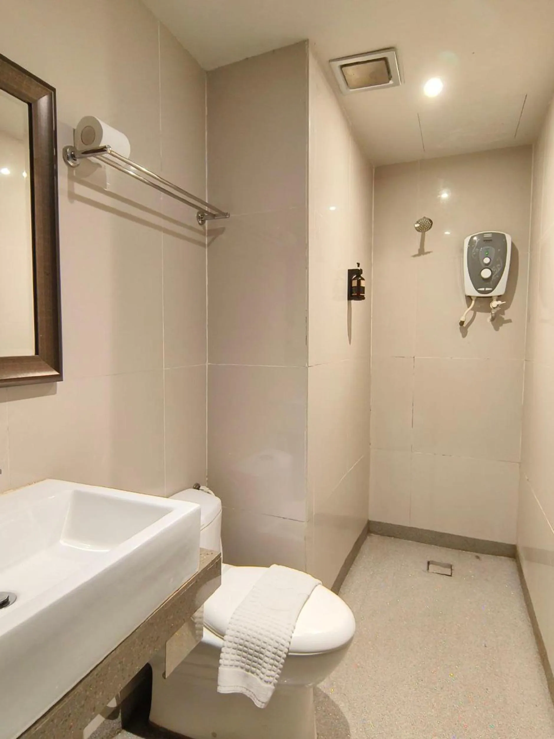 Bathroom in The Riverbank Hotel By MRVJ Business