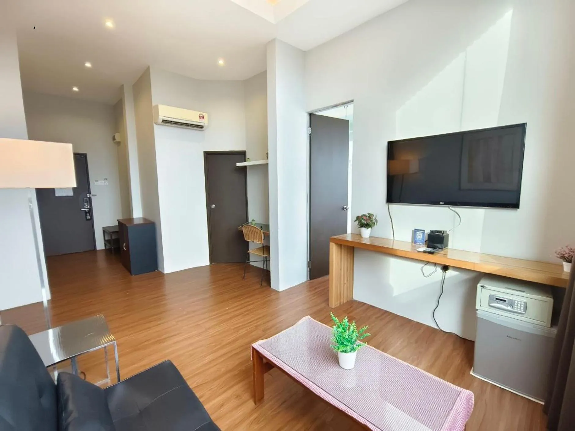 Bedroom in The Riverbank Hotel By MRVJ Business