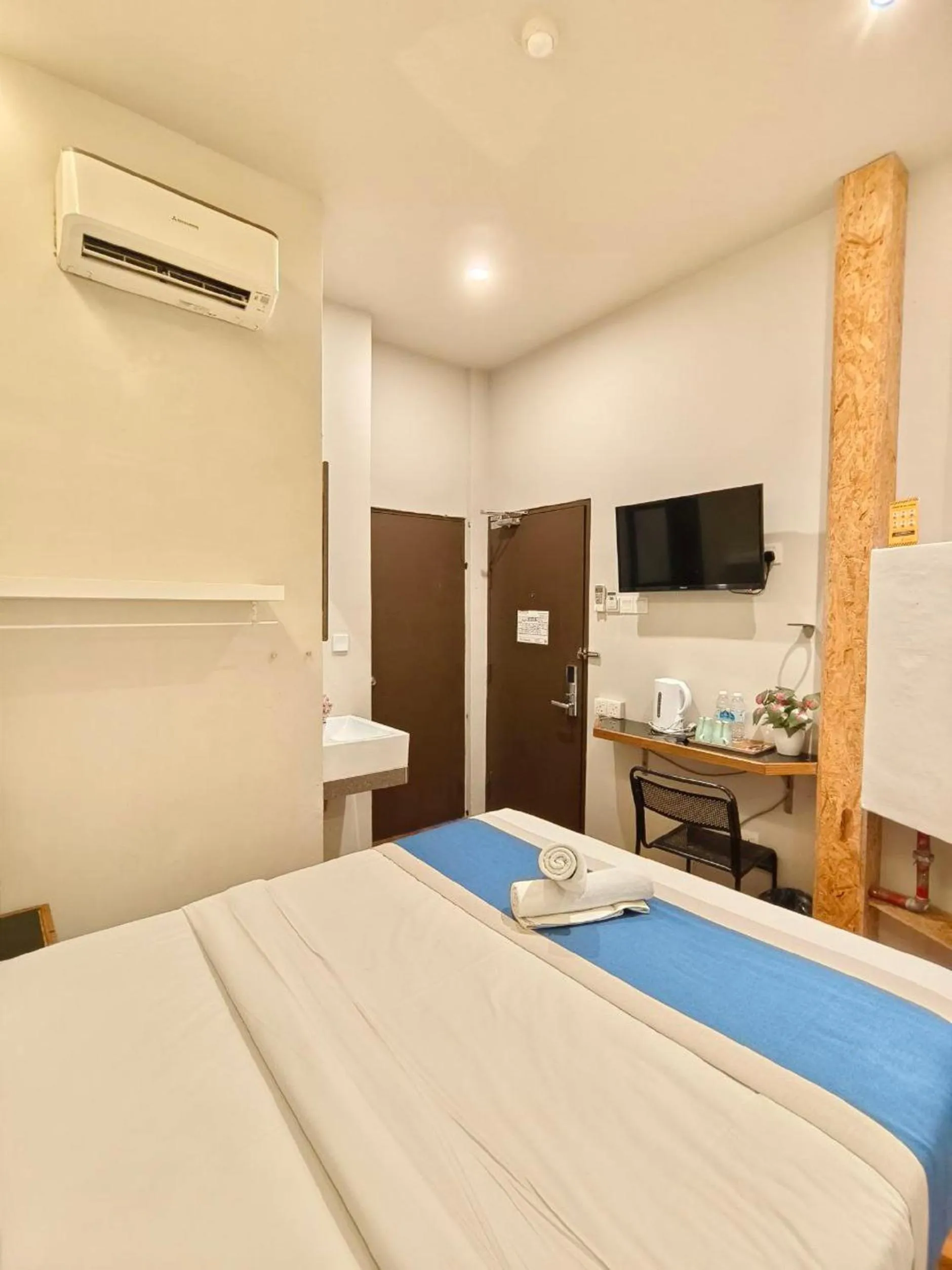 Photo of the whole room, Bed in The Riverbank Hotel By MRVJ Business