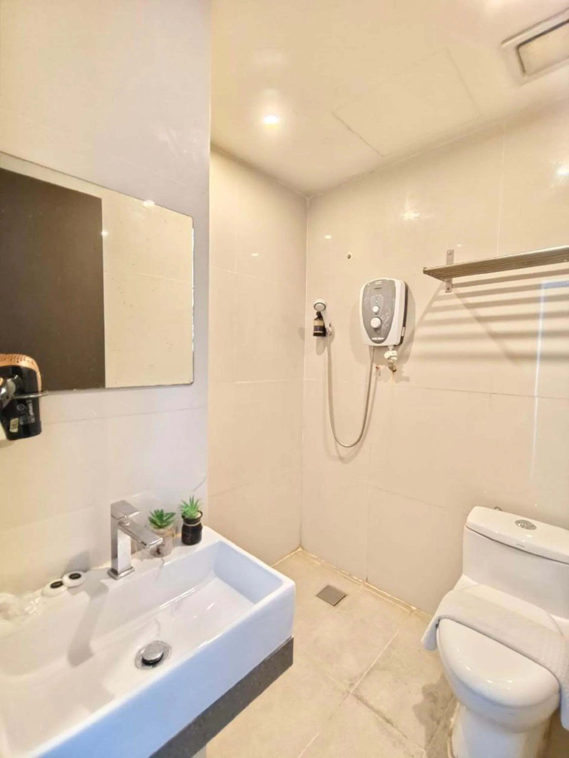 Bathroom in The Riverbank Hotel By MRVJ Business