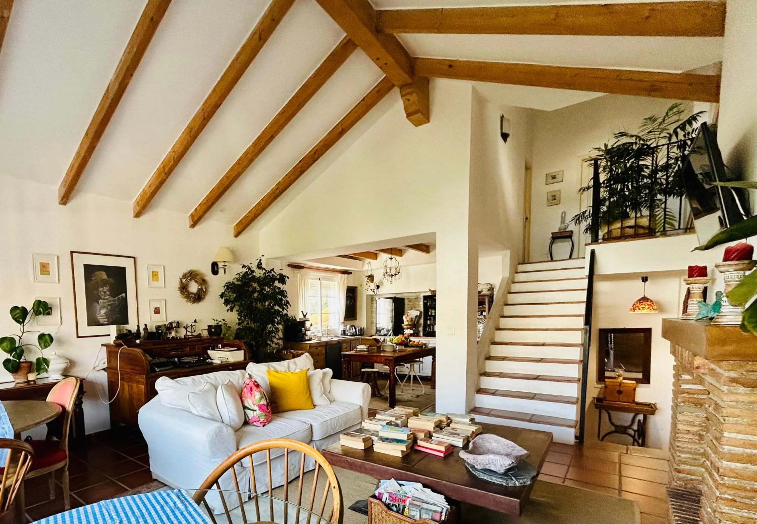 Communal lounge/ TV room in At Home in Malaga Stay & Solo Travellers