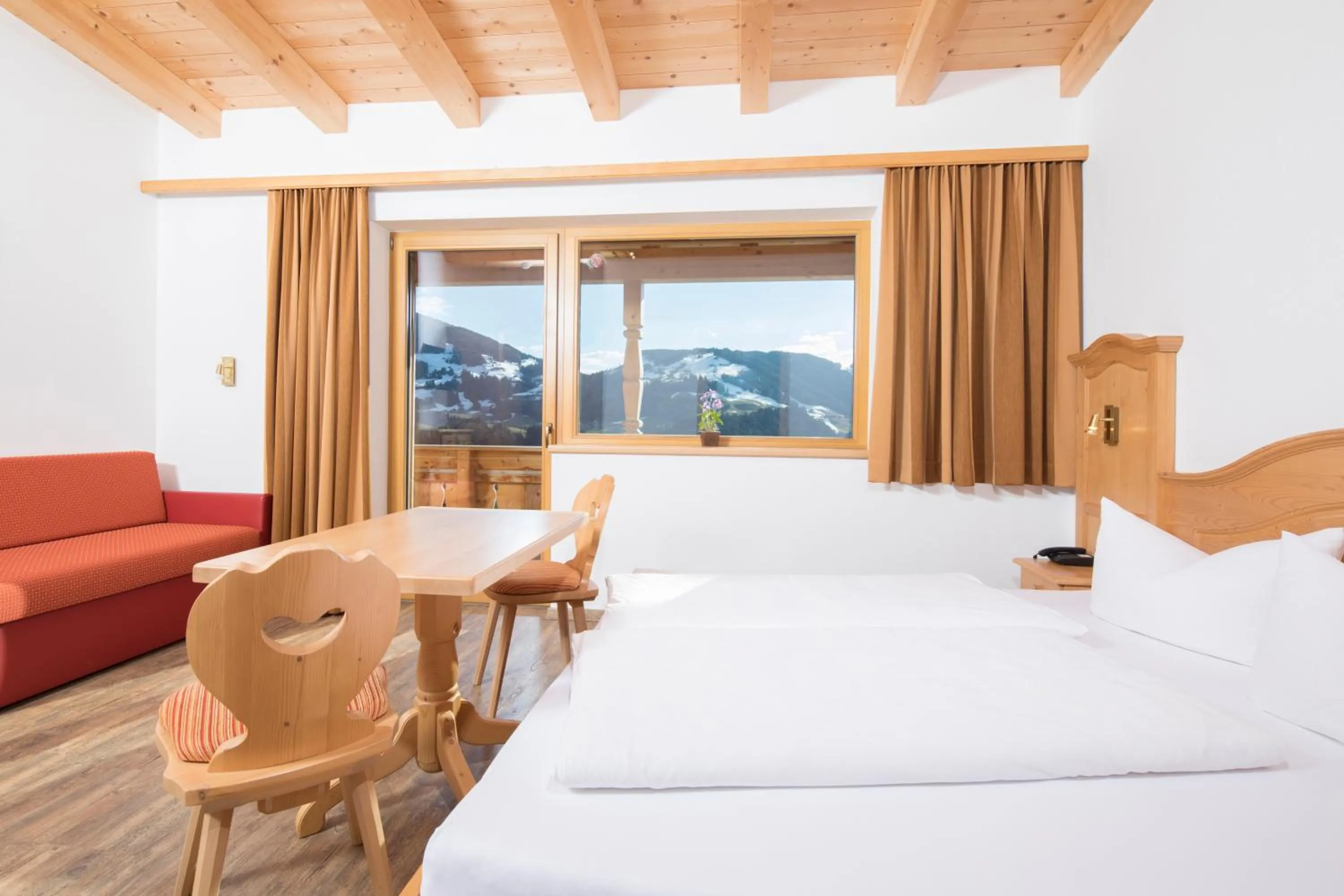 Photo of the whole room, Bed in Hotel & Alpengasthof Pinzgerhof