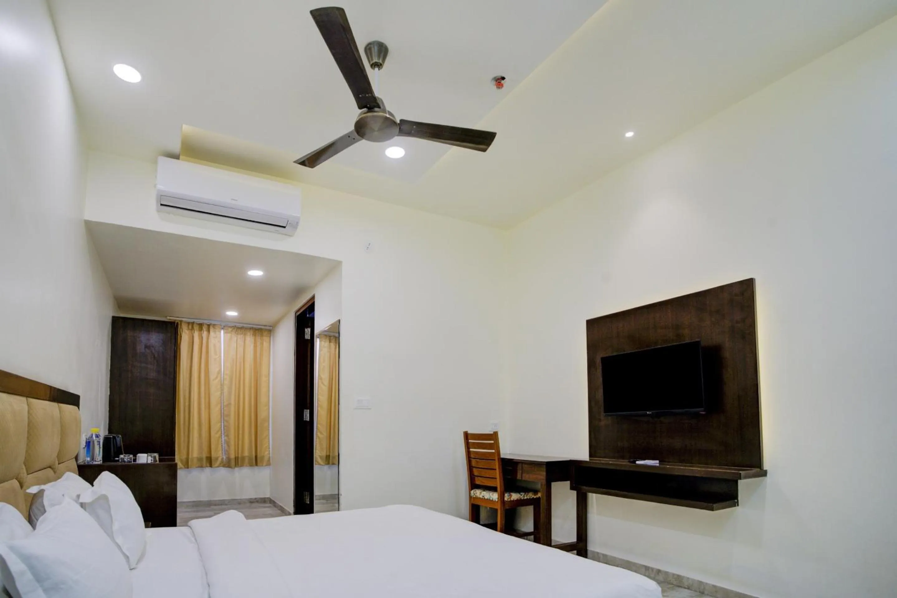 Bedroom, Bed in Palette - Madhogarh