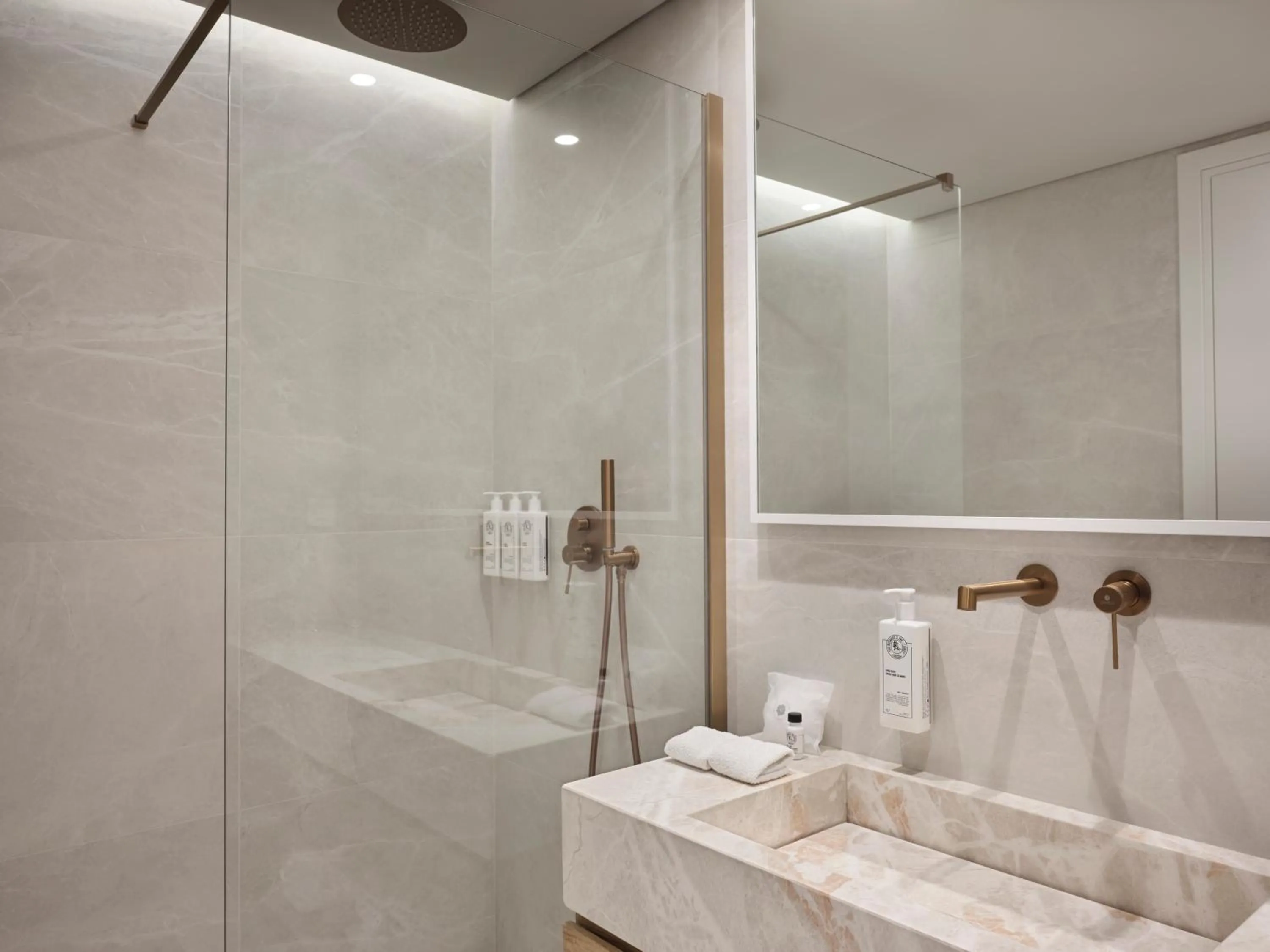 Bathroom in Nur Aparthotel Athens