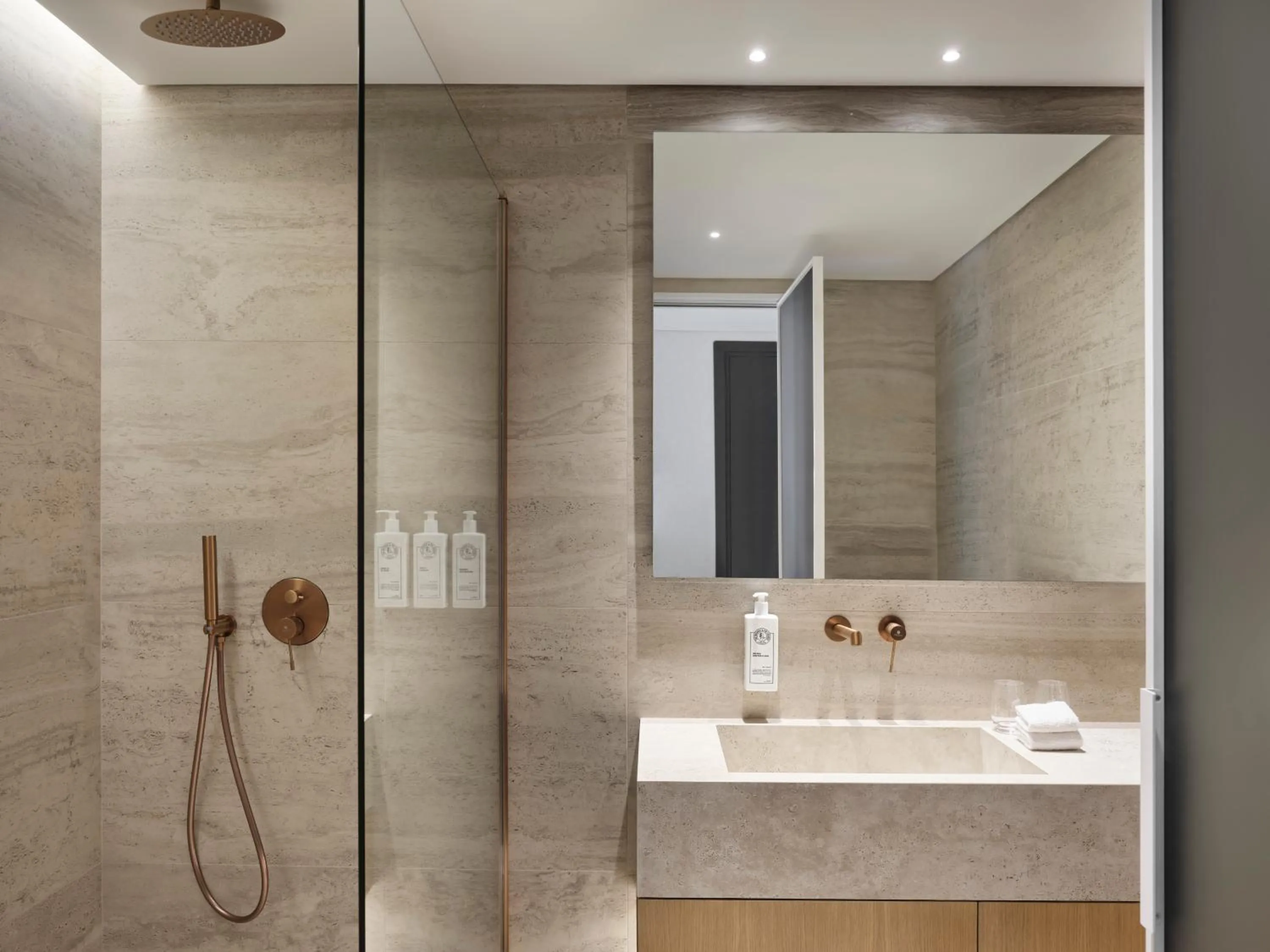 Shower in Nur Aparthotel Athens