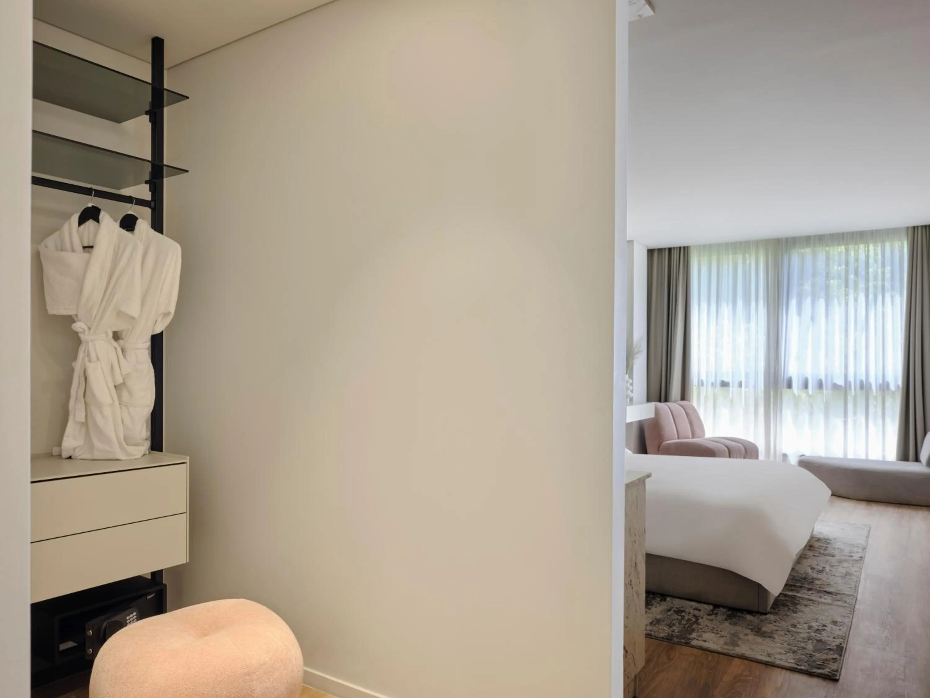 wardrobe, Bed in Nur Aparthotel Athens