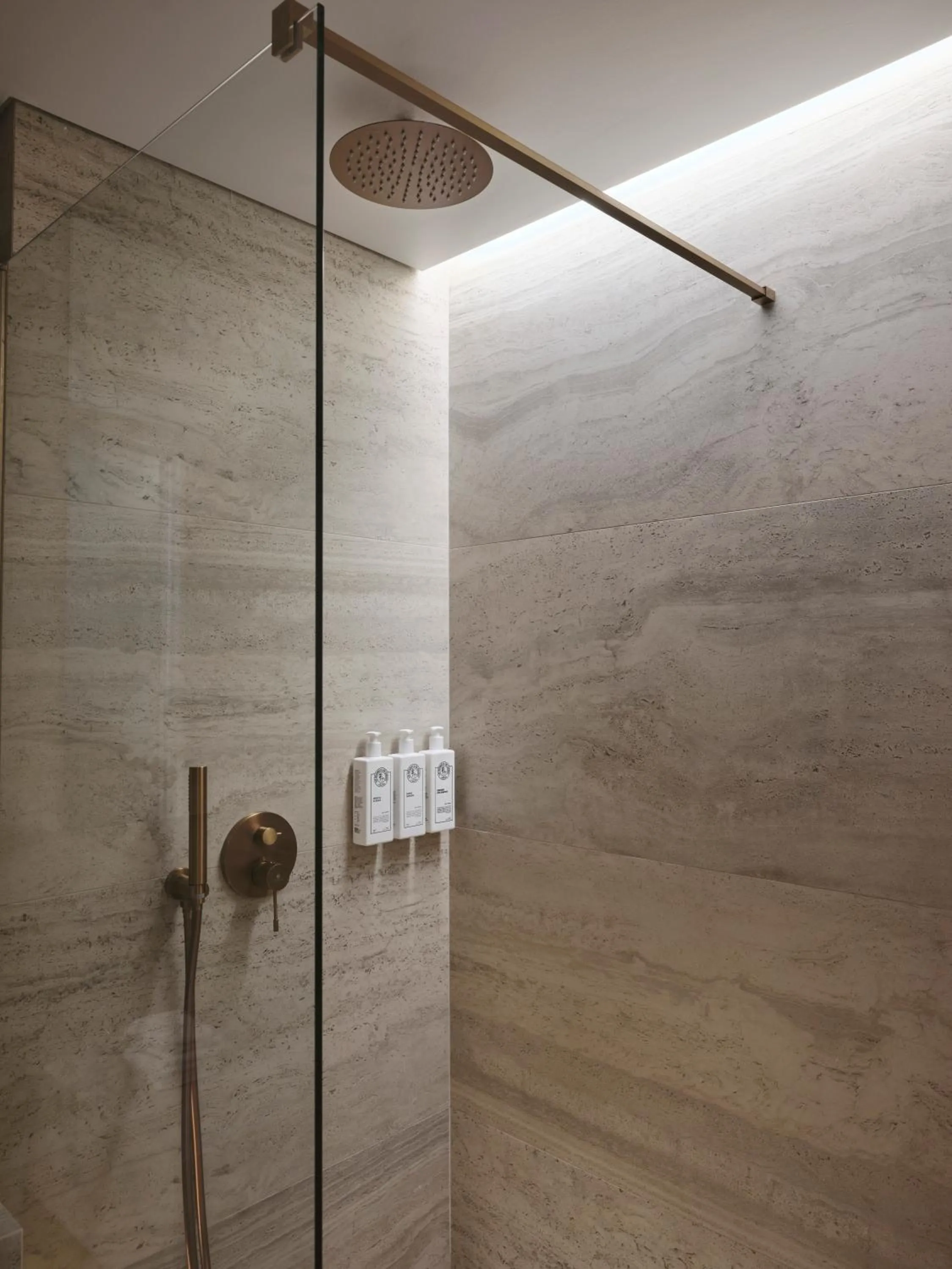 Shower in Nur Aparthotel Athens