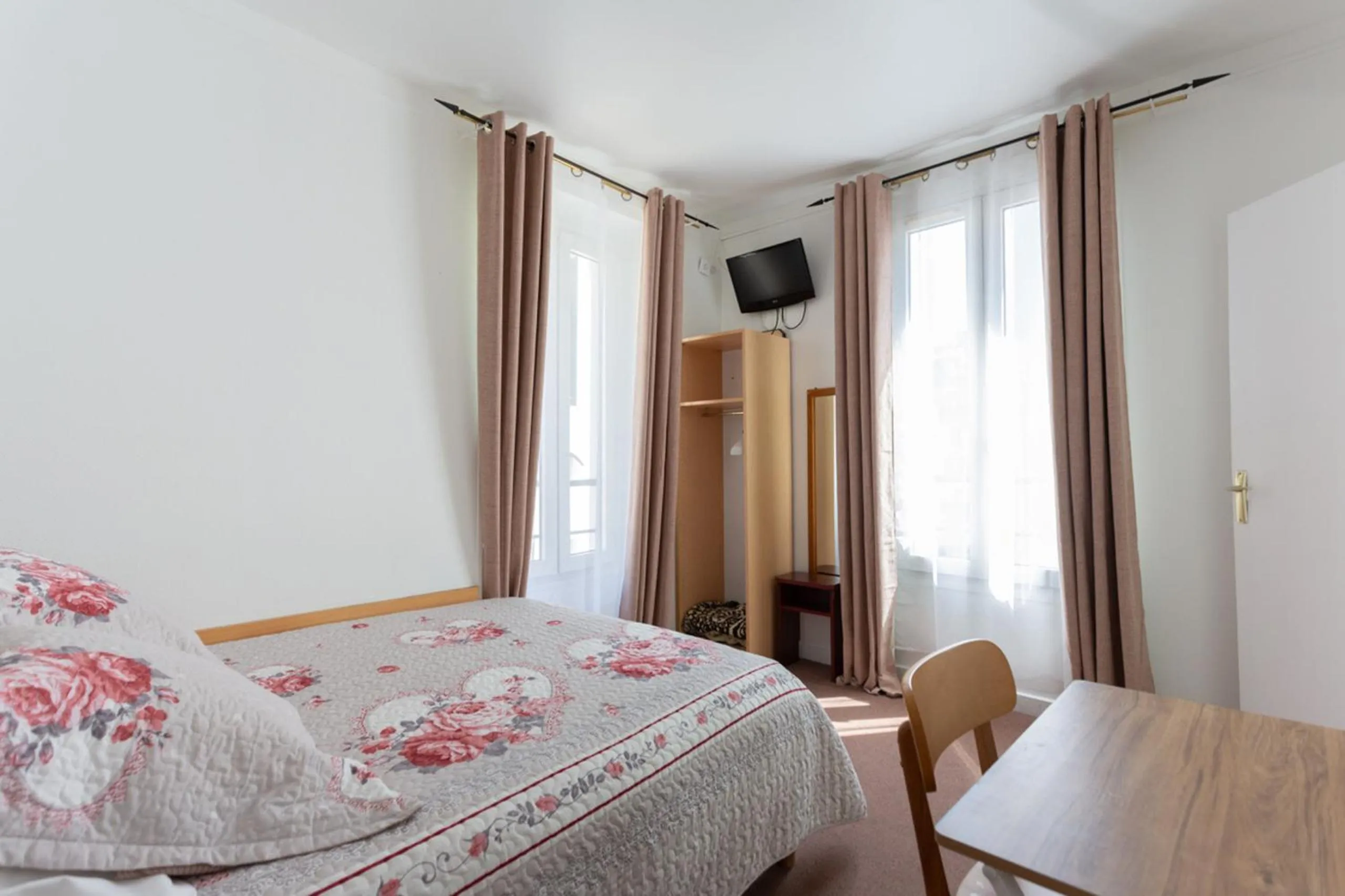 Photo of the whole room in Ideal Hotel