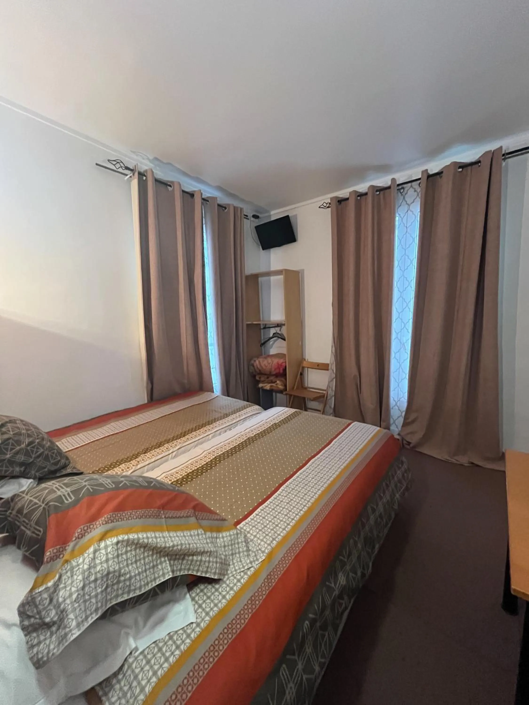 Bedroom in Ideal Hotel