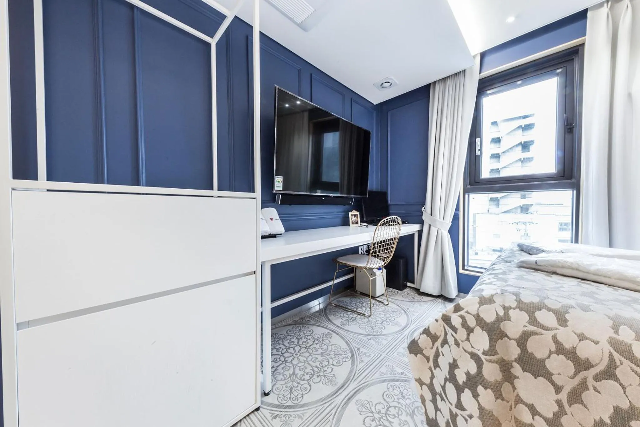 hair dresser, Bed in The Post Hotel