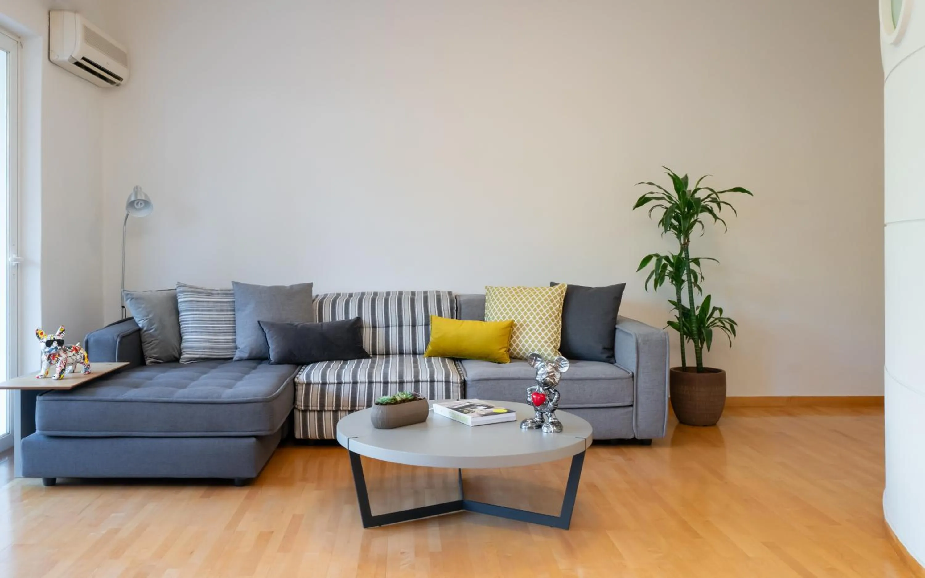 Living room in Vouliagmeni Honeymoon Suite by First Class Properties