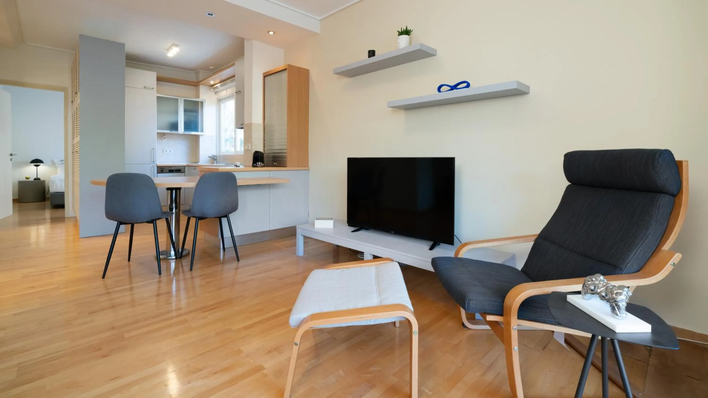 Communal lounge/ TV room in Vouliagmeni Honeymoon Suite by First Class Properties