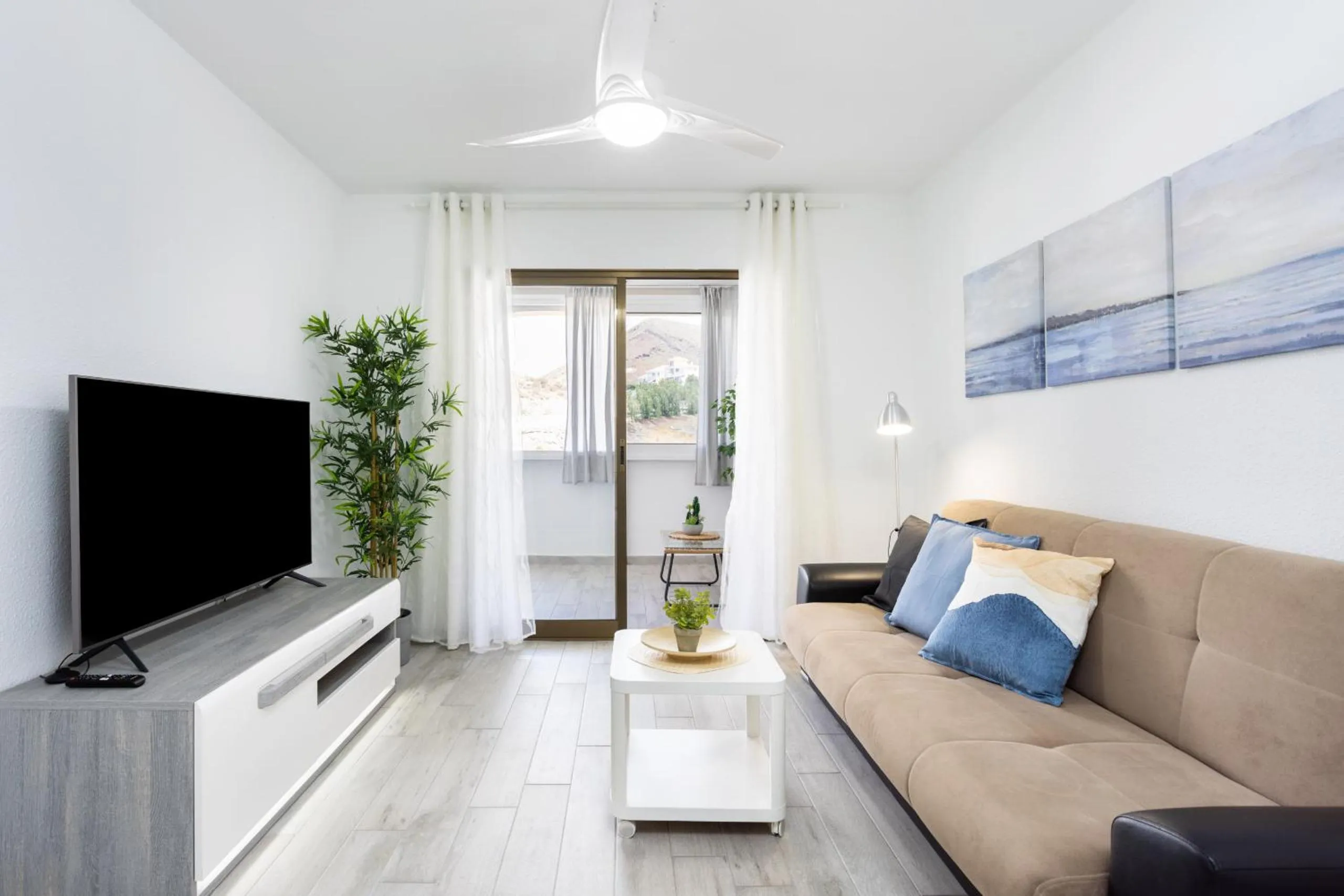 Communal lounge/ TV room in Castle Harbour