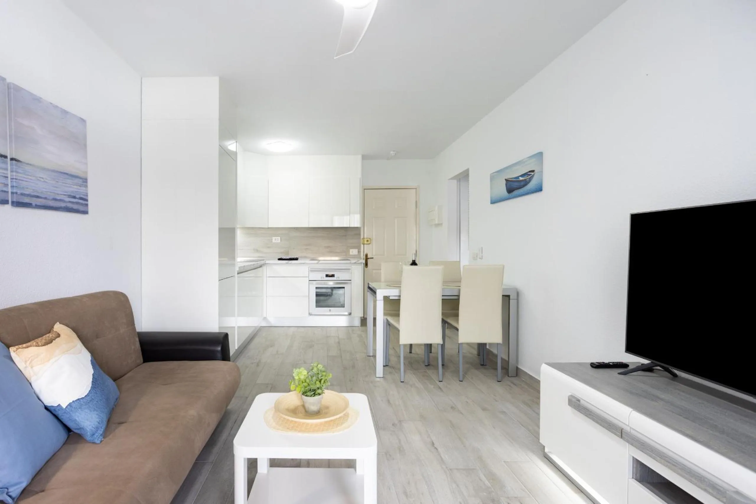 Dining area in Castle Harbour