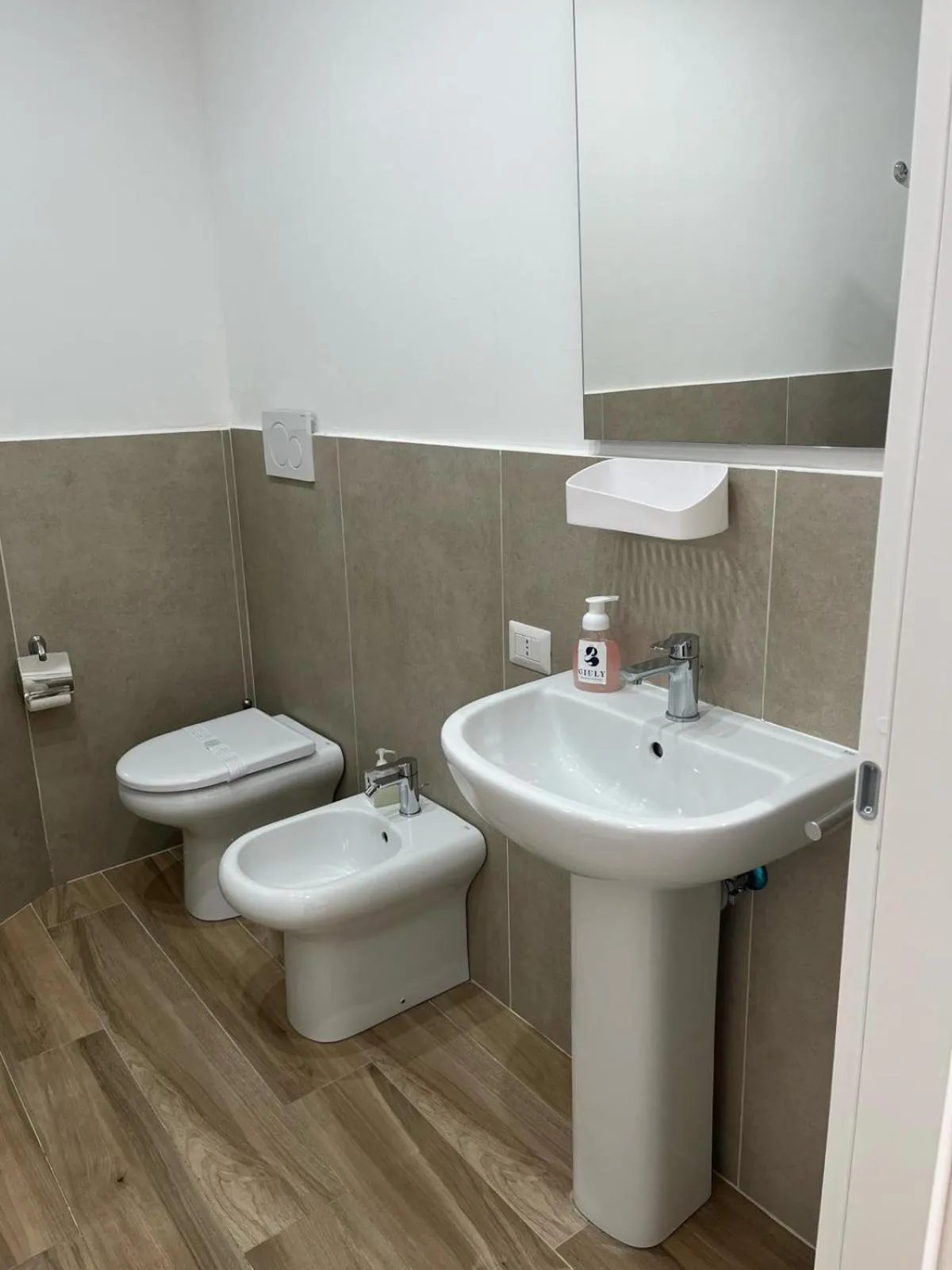 Toilet in GIULY SUITES & ROOMS