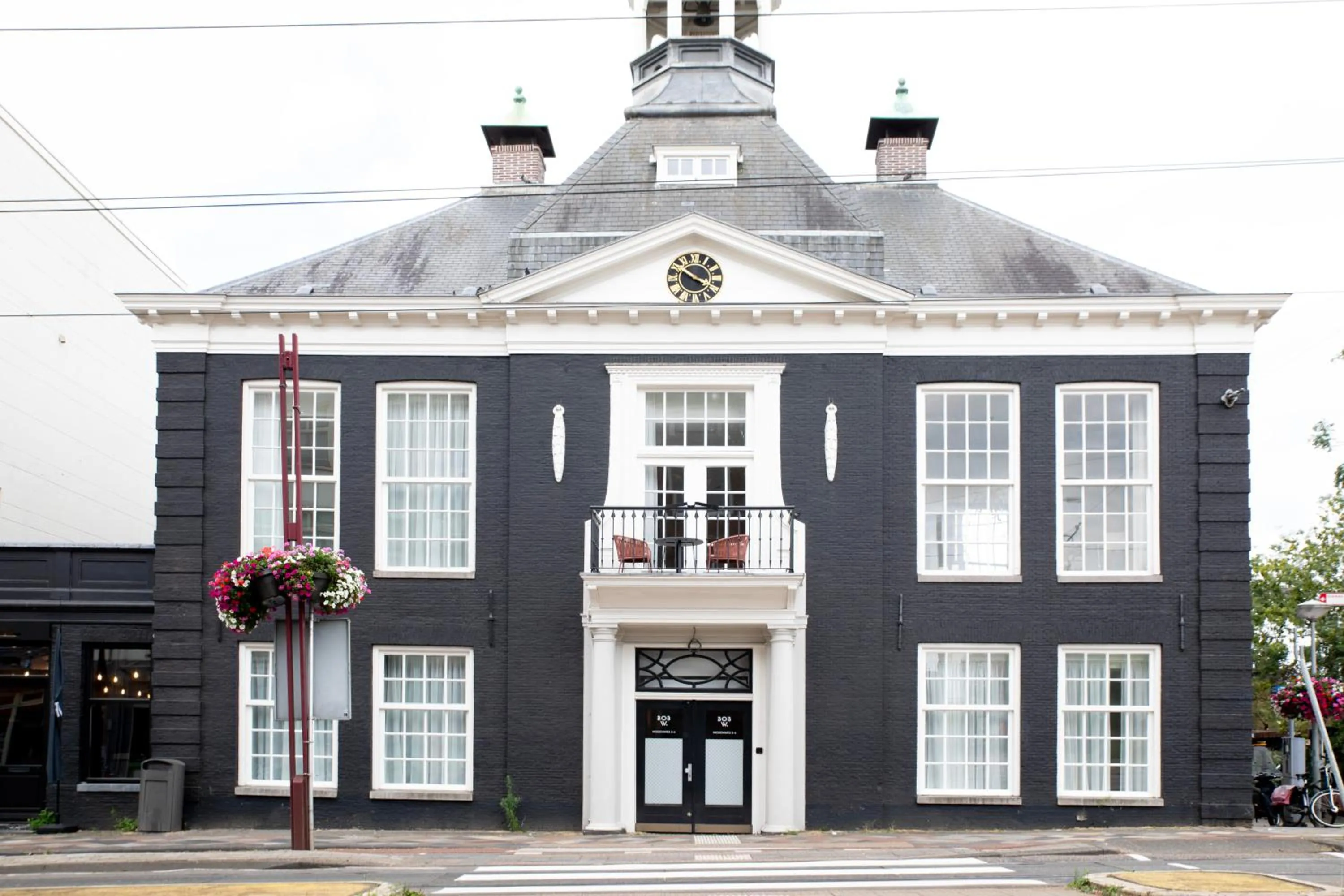 Facade/entrance in Bob W Oosterpark