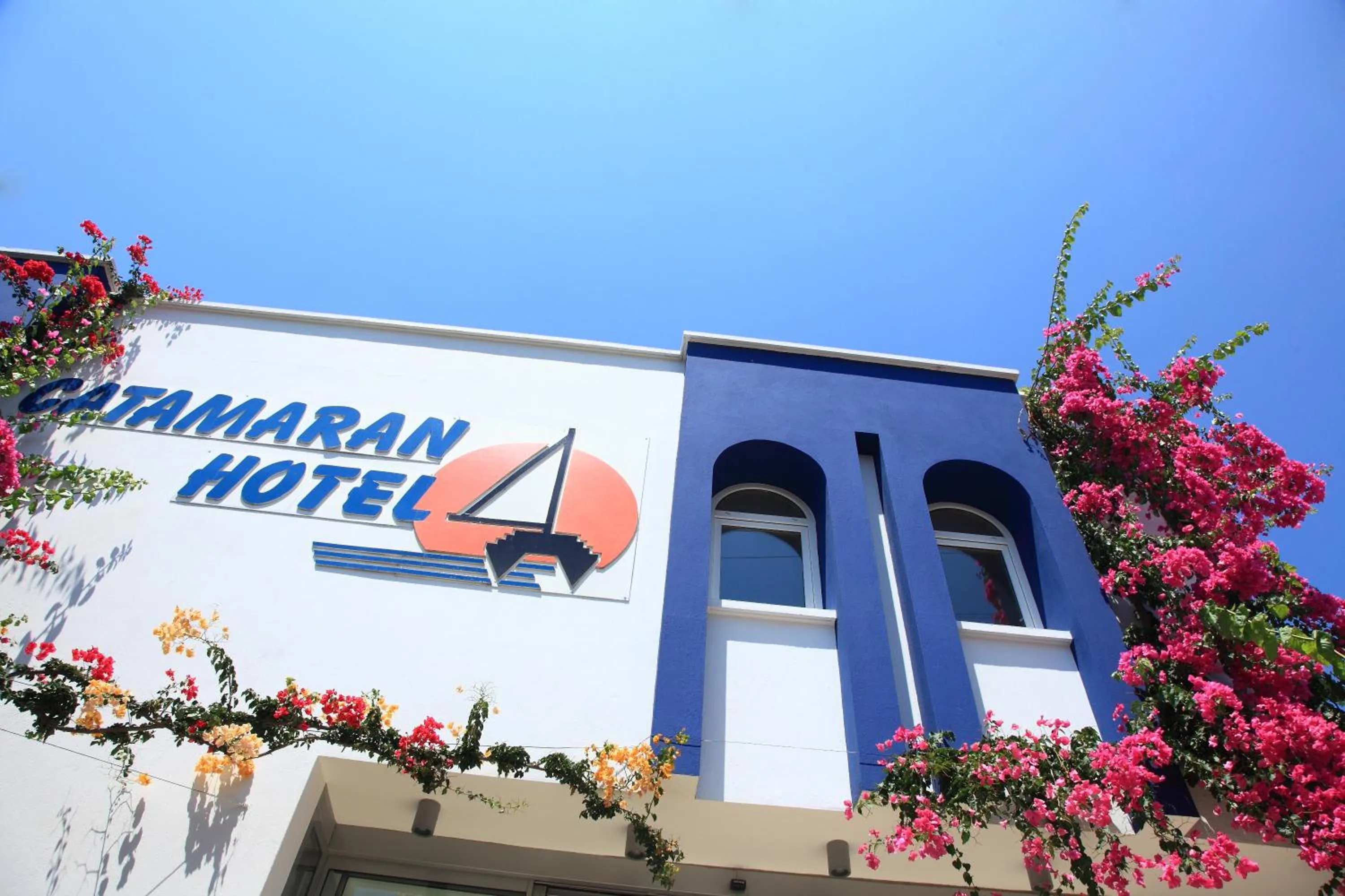 Facade/entrance in Catamaran Hotel