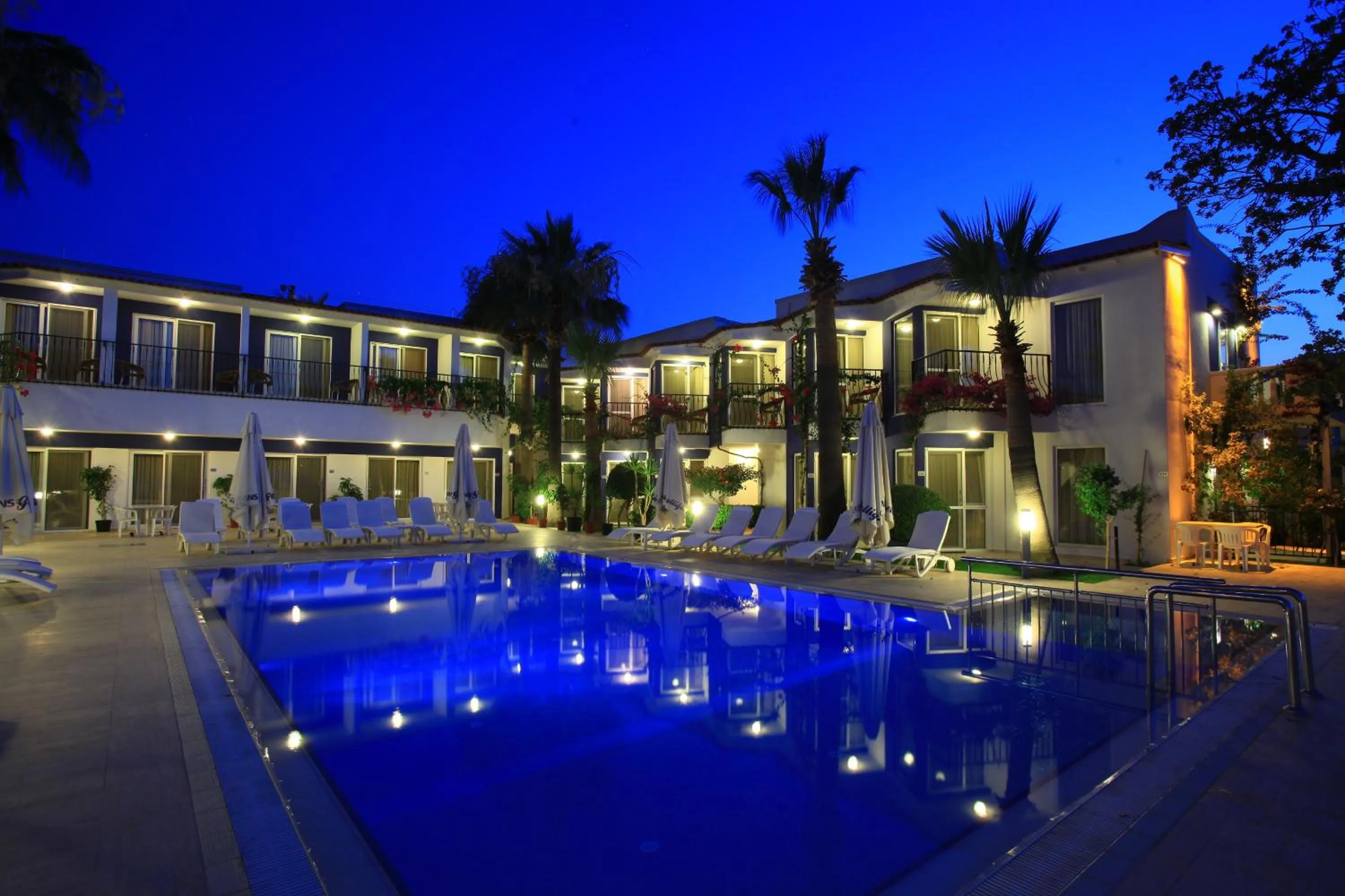 Night in Catamaran Hotel