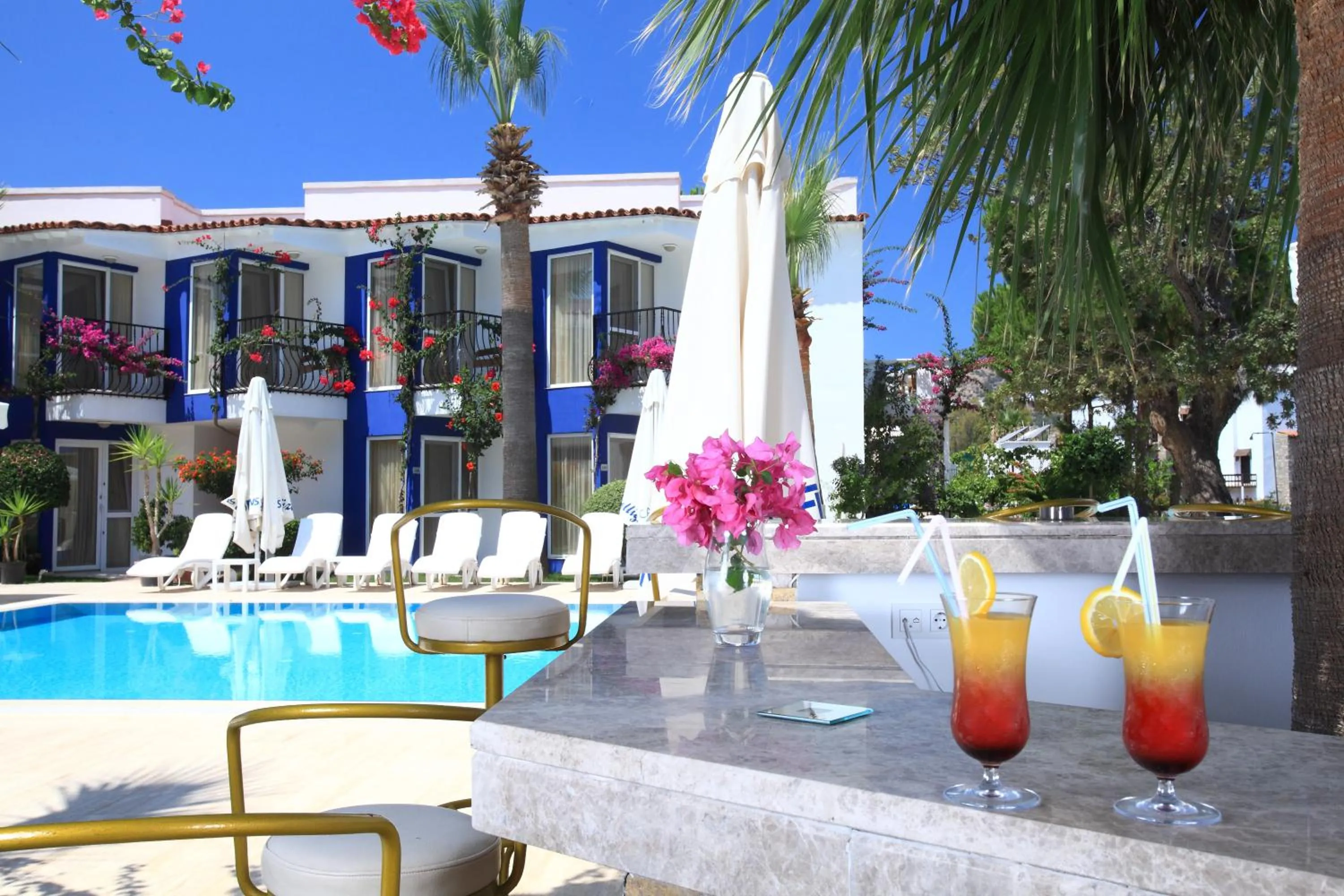 Pool view in Catamaran Hotel