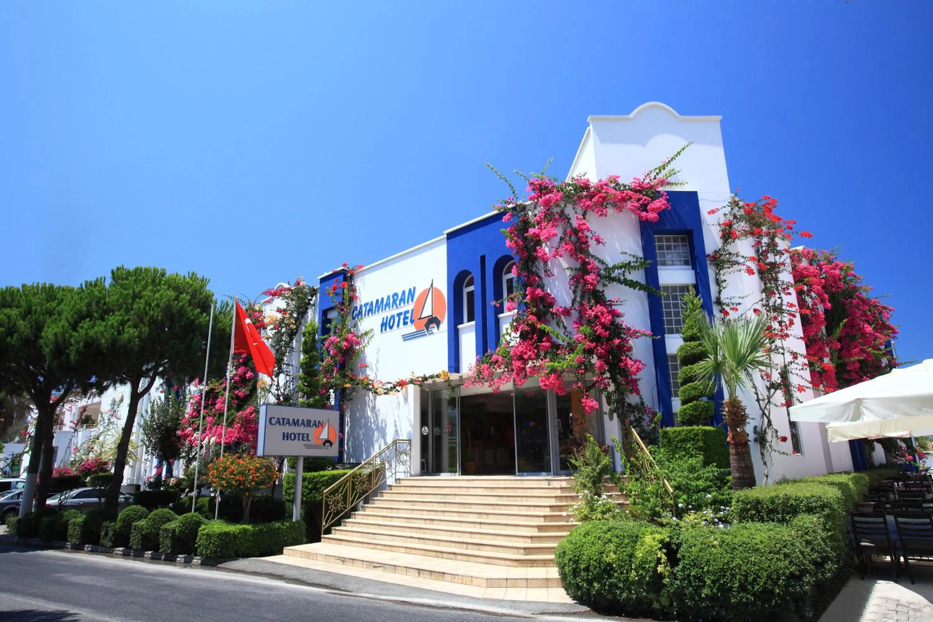 Facade/entrance in Catamaran Hotel