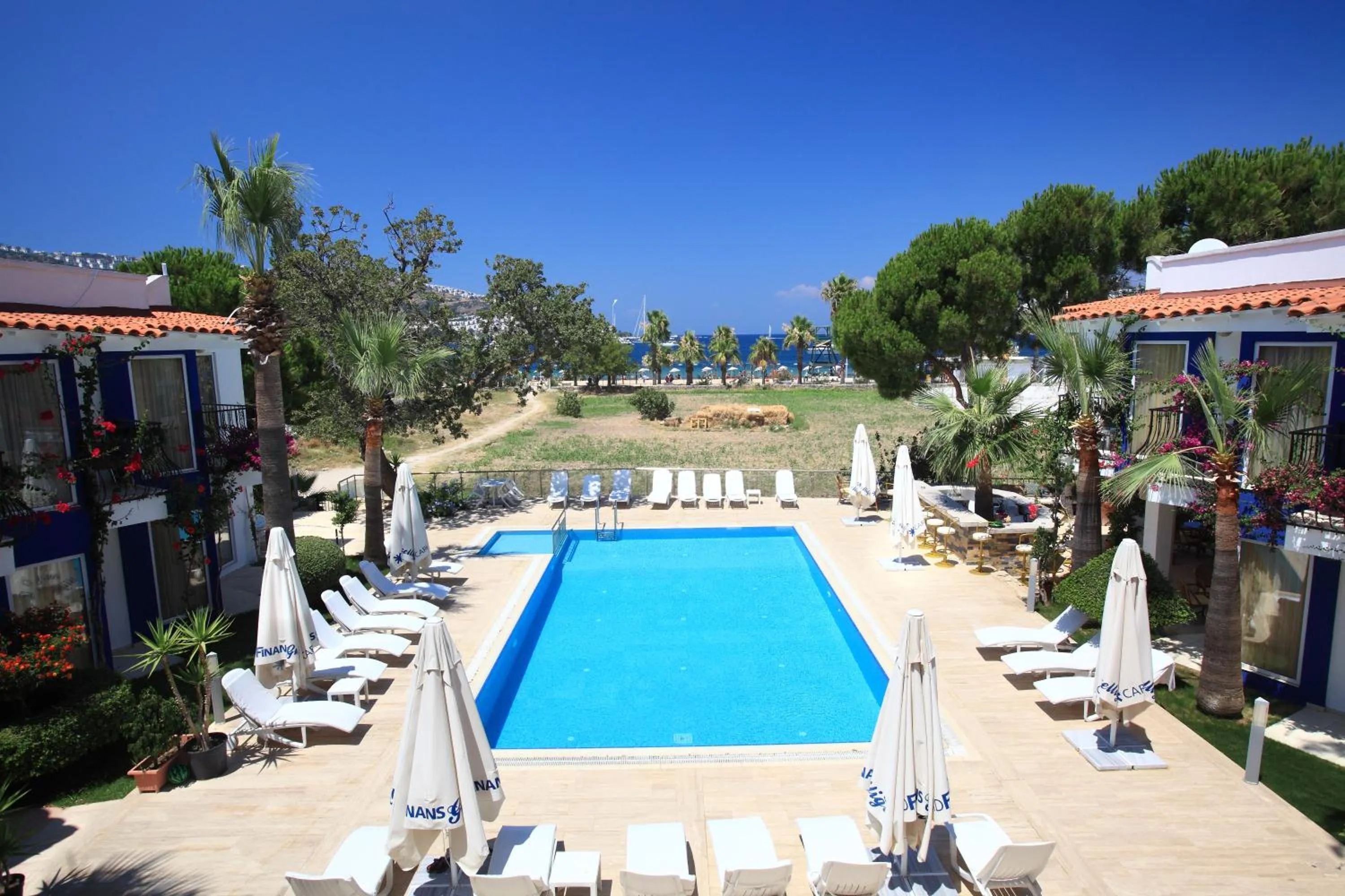 Pool view in Catamaran Hotel