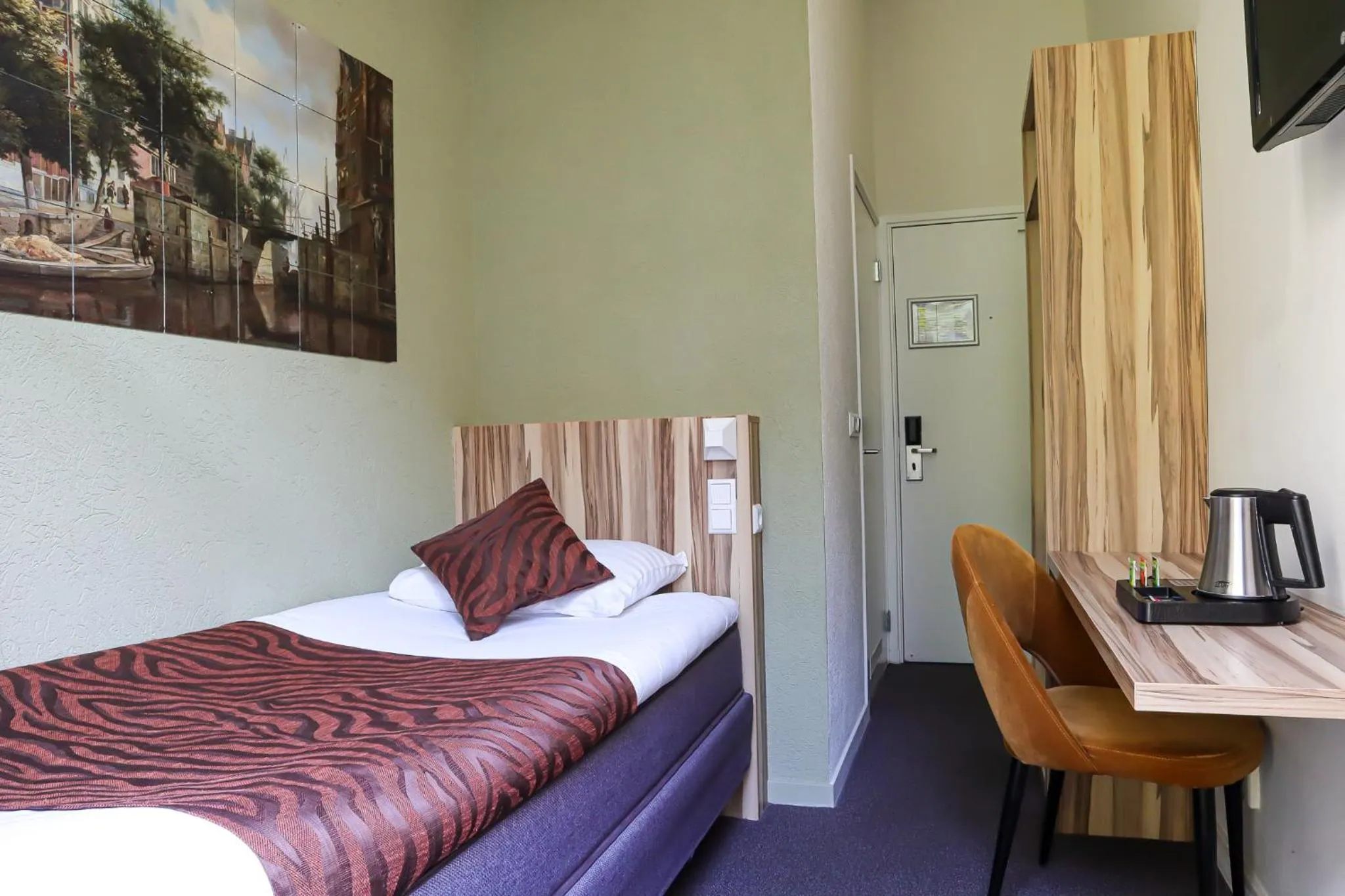 Shower, Bed in Hotel Asterisk, a family run hotel