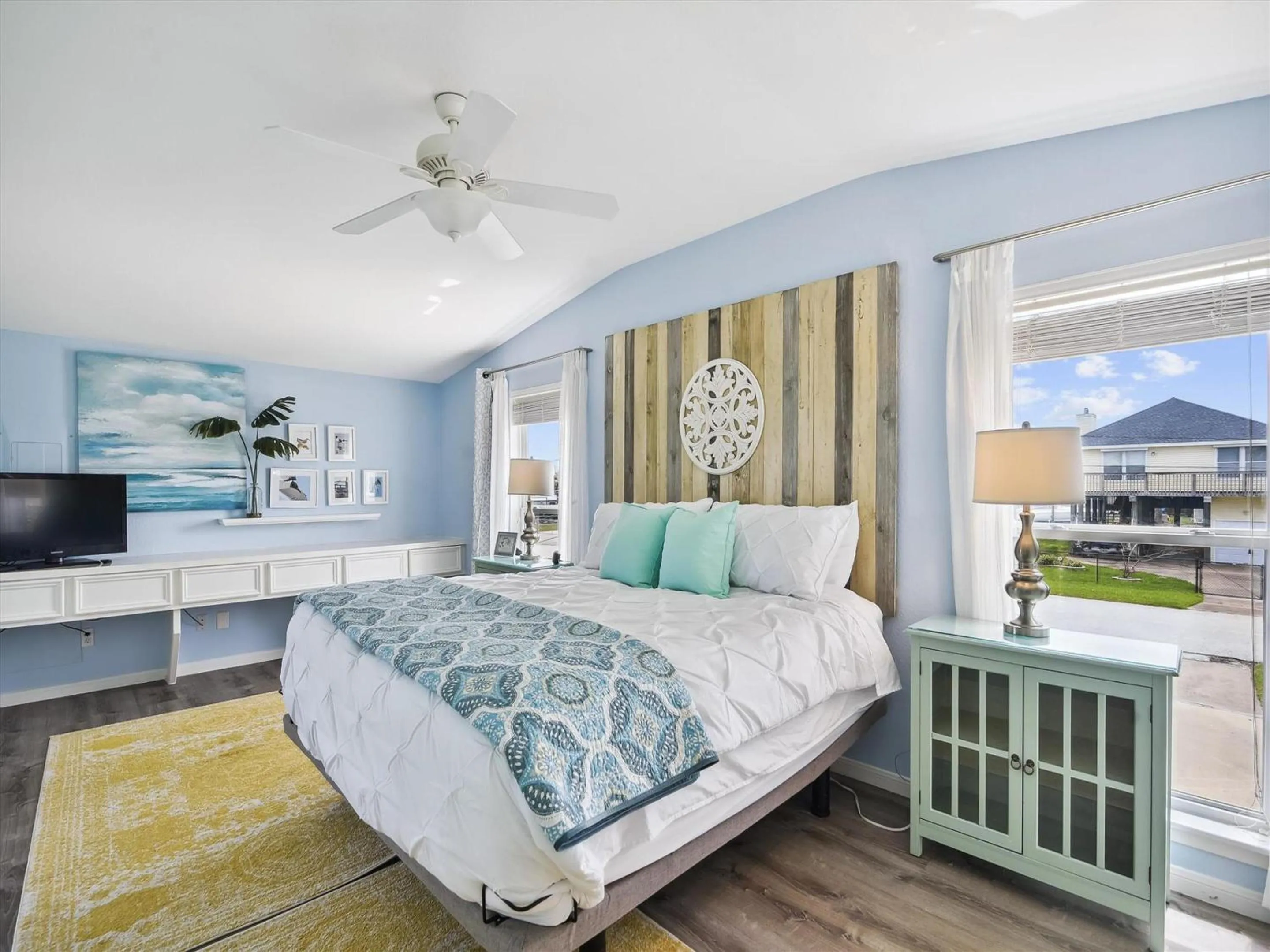 Property building, Bed in All Day Bay Dream