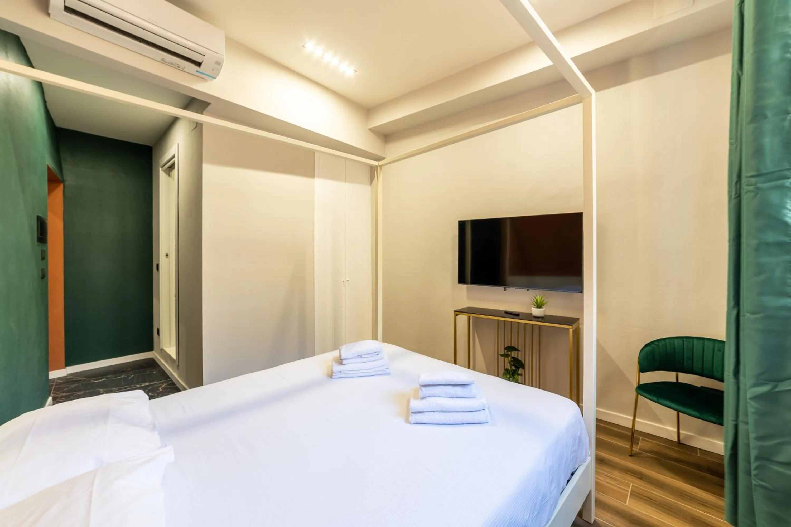 Bedroom, Bed in Romantic Room Duomo