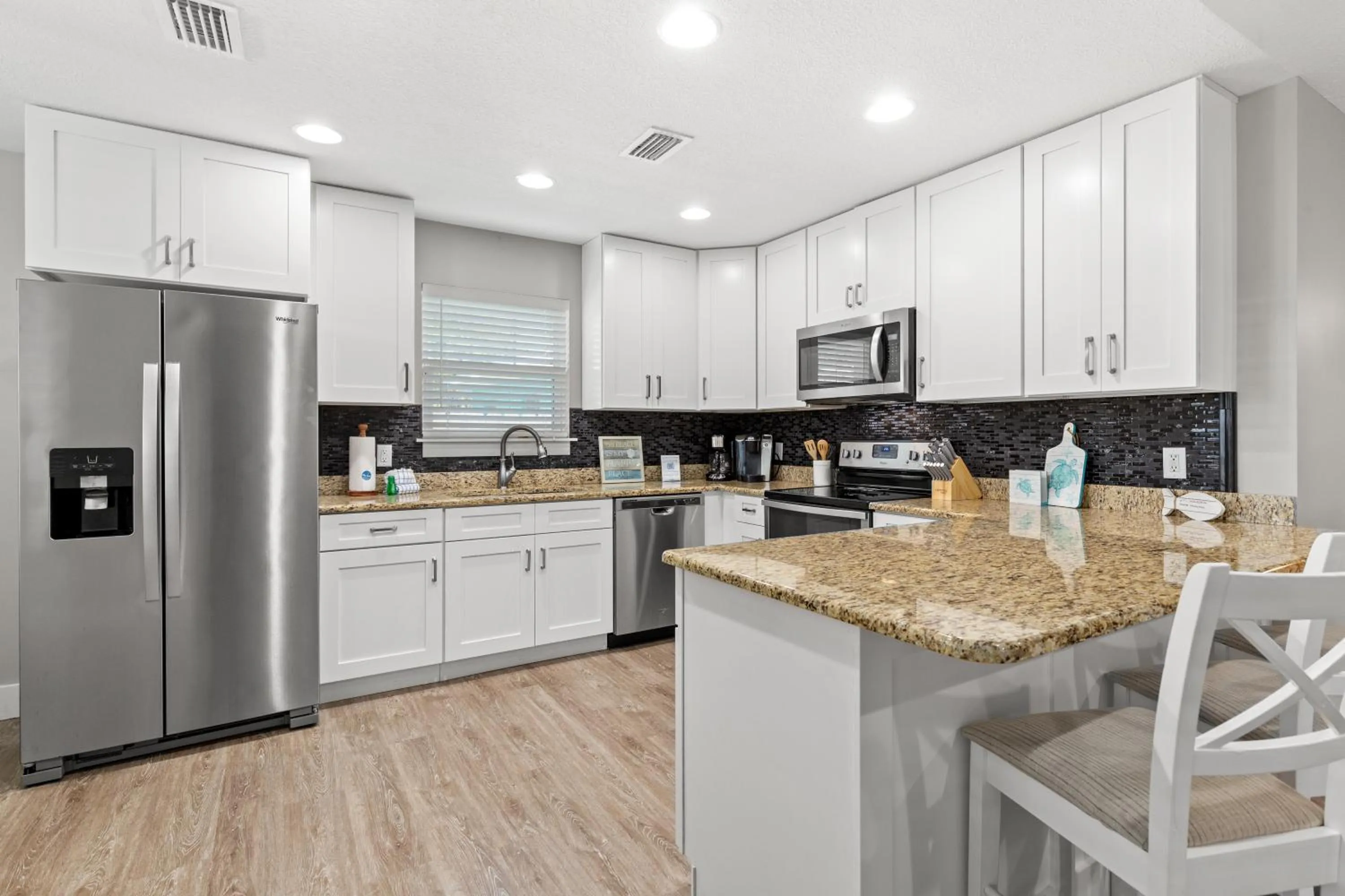 Kitchen or kitchenette in 3BD, 2BA Home! Family Friendly! Close to Beach! HOT TUB!