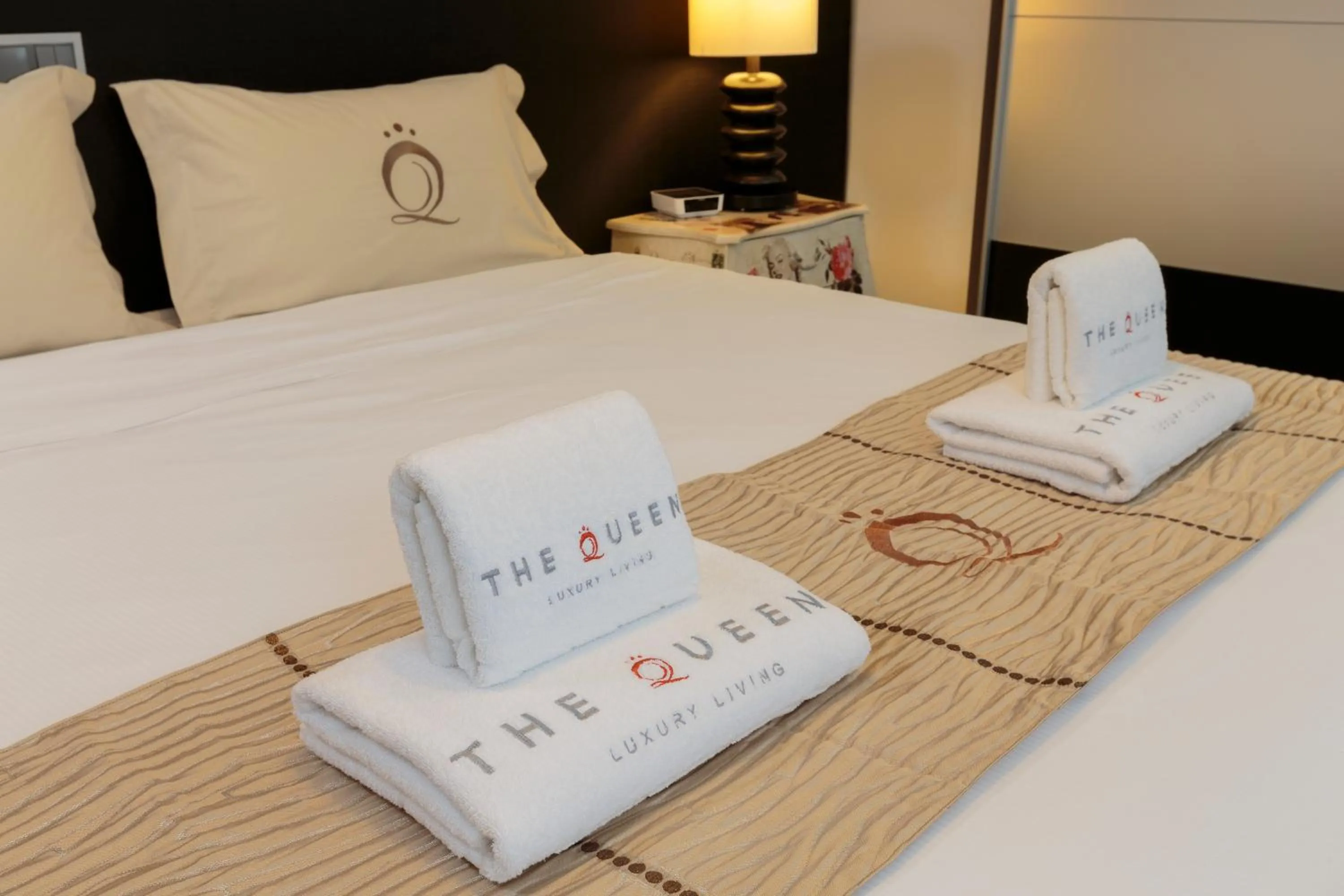 Bedroom, Bed in The Queen Luxury Apartments - Villa Marilyn