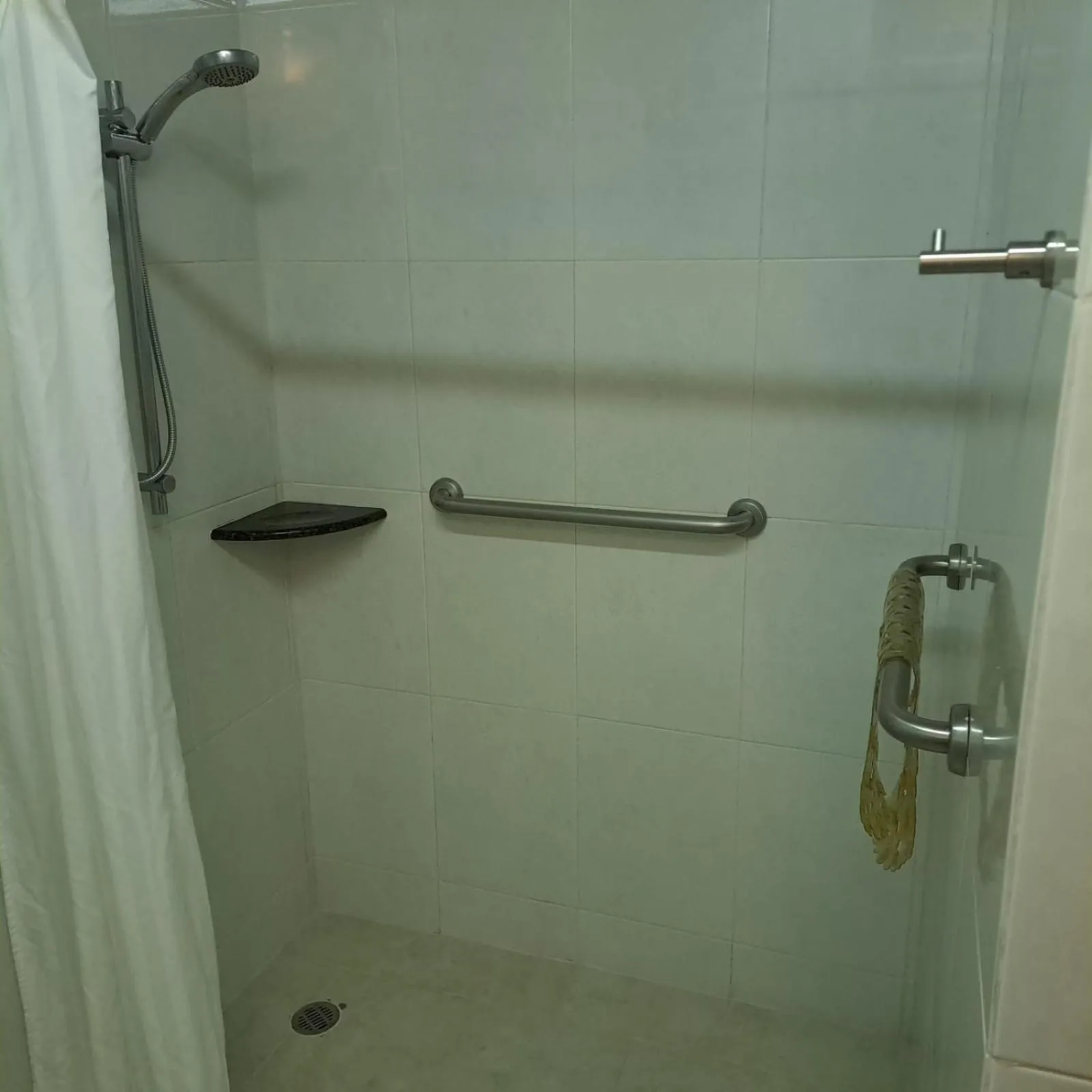 Shower in Howard Johnson by Wyndham Toluca