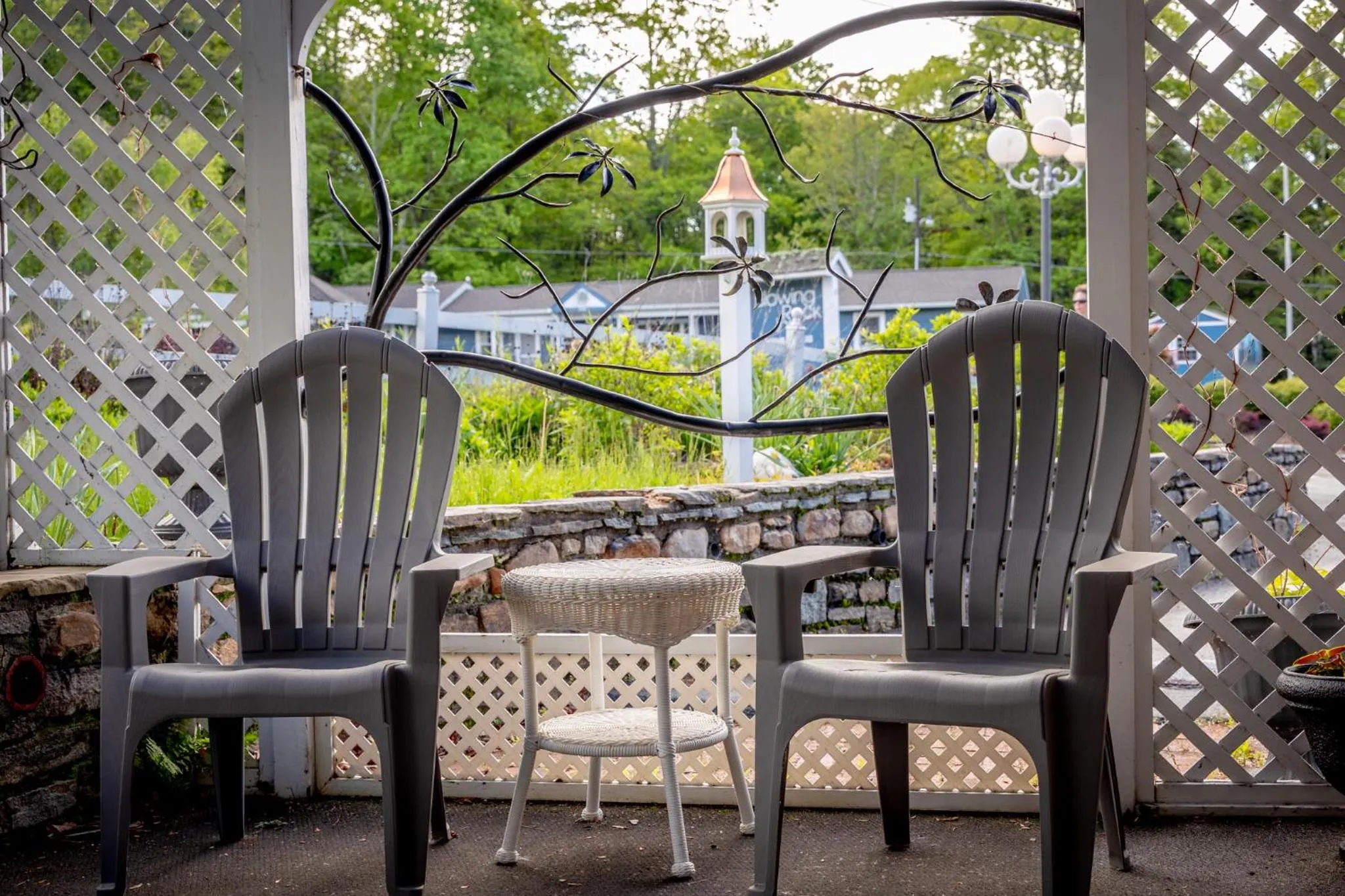 Seating area in Azalea Garden Inn