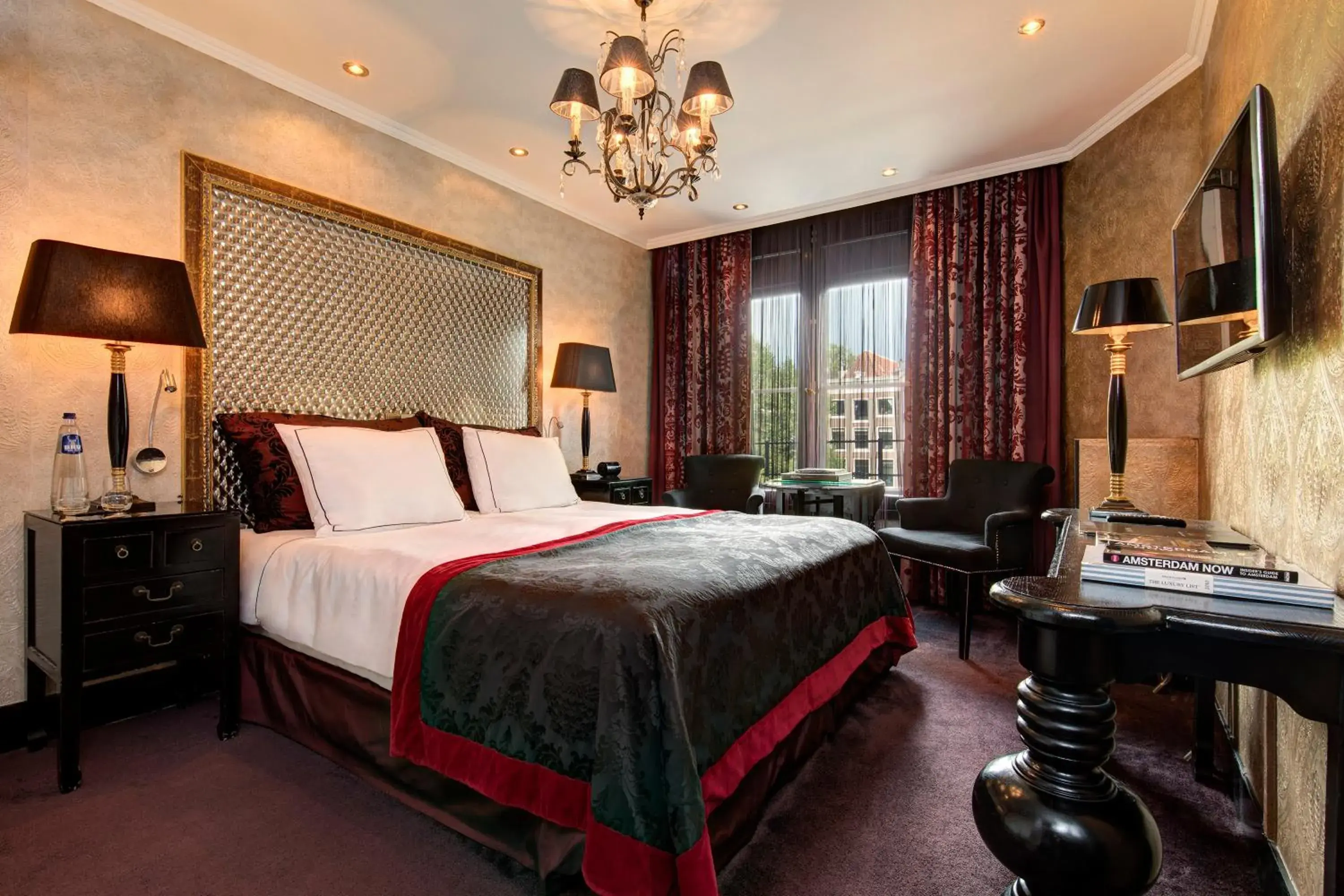 Standard Double Room with Canal View in The Pavilions Amsterdam, The Toren Standard Double Room with Canal View in The Pavilions Amsterdam, The Toren