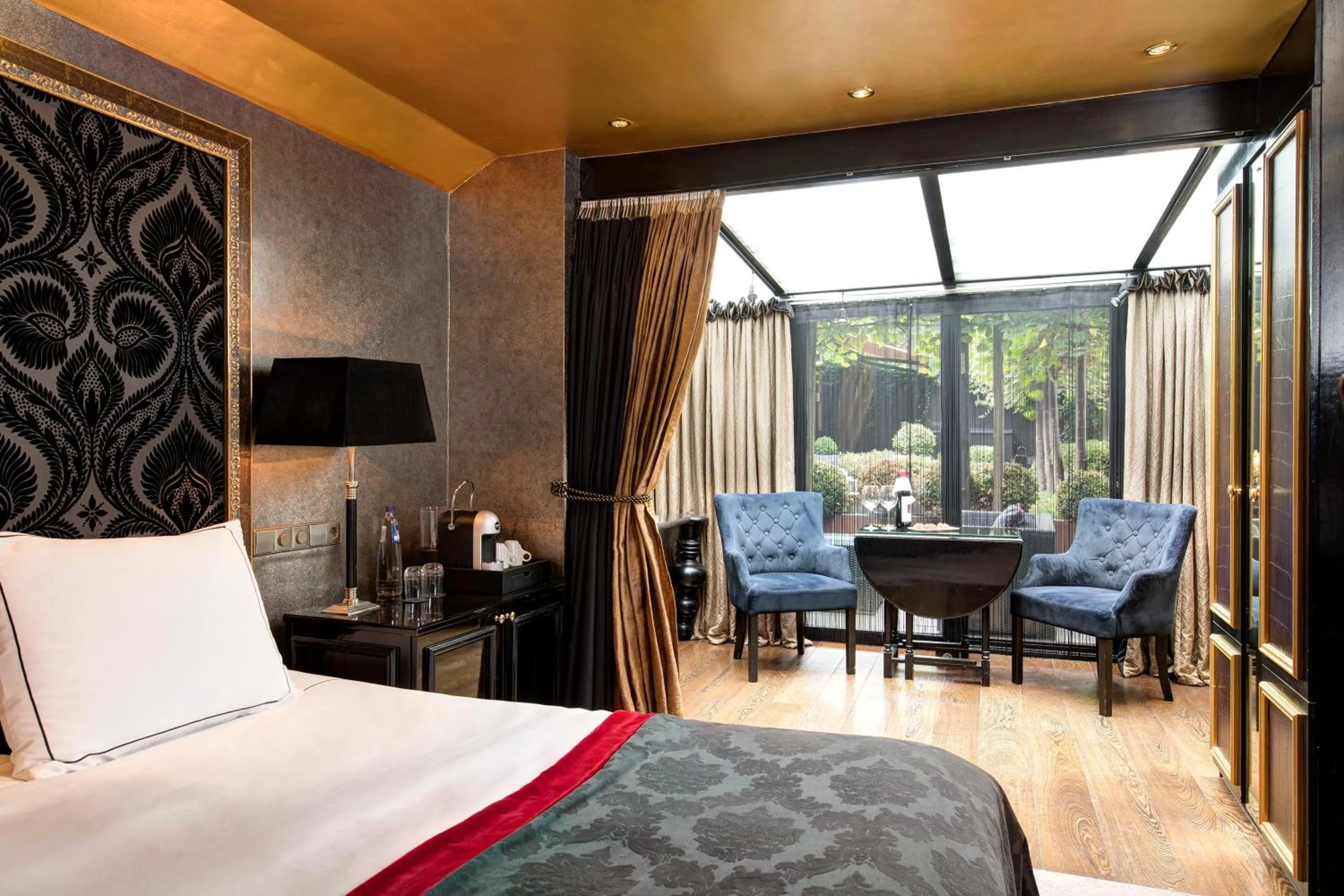 Seating area, Bed in The Pavilions Amsterdam, The Toren