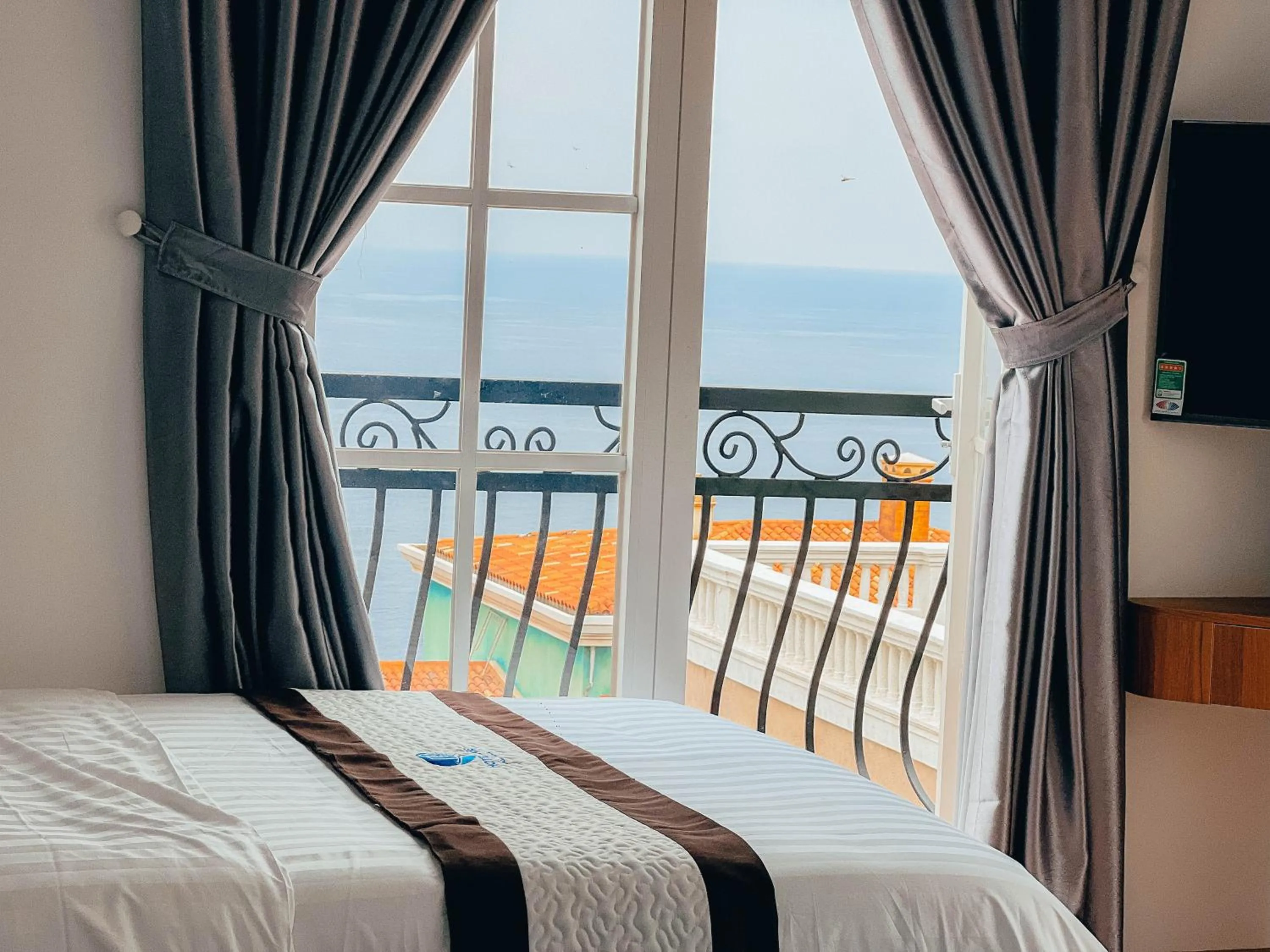 Communal lounge/ TV room, Bed in LABE Hotel Phu Quoc