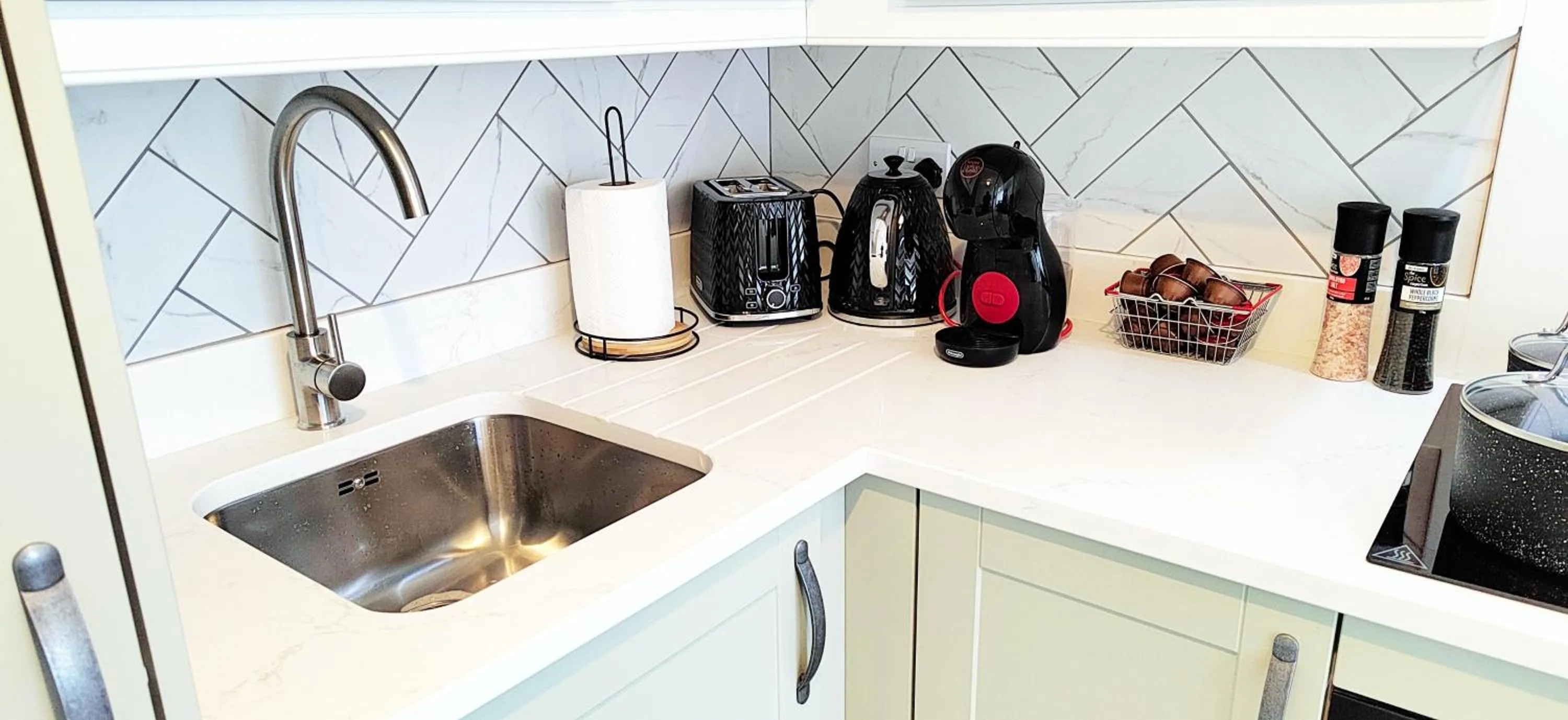 Coffee/tea facilities in Modern 2 BR Apartment near Town