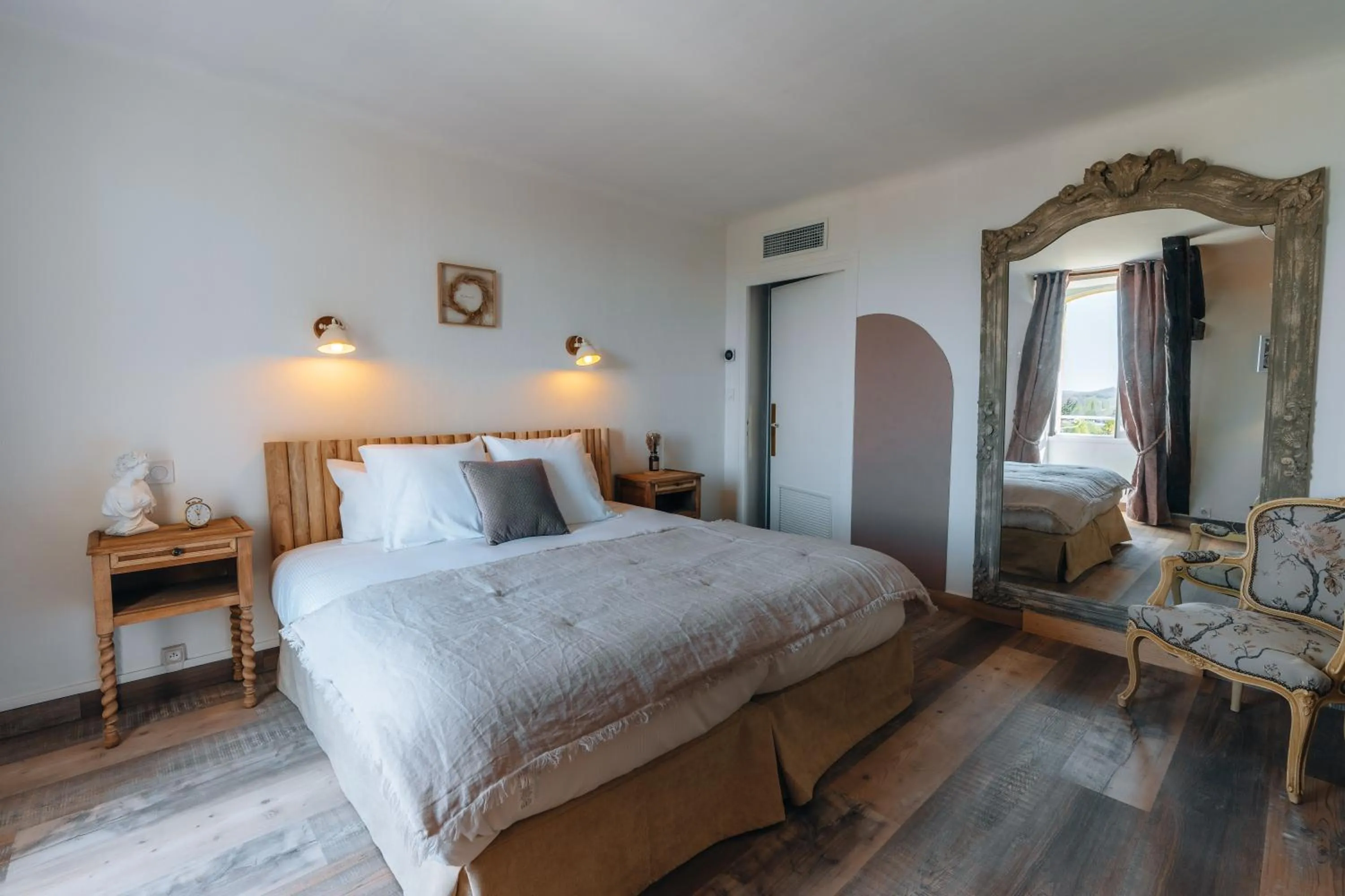 Bedroom, Bed in Hôtel l'Abbaye