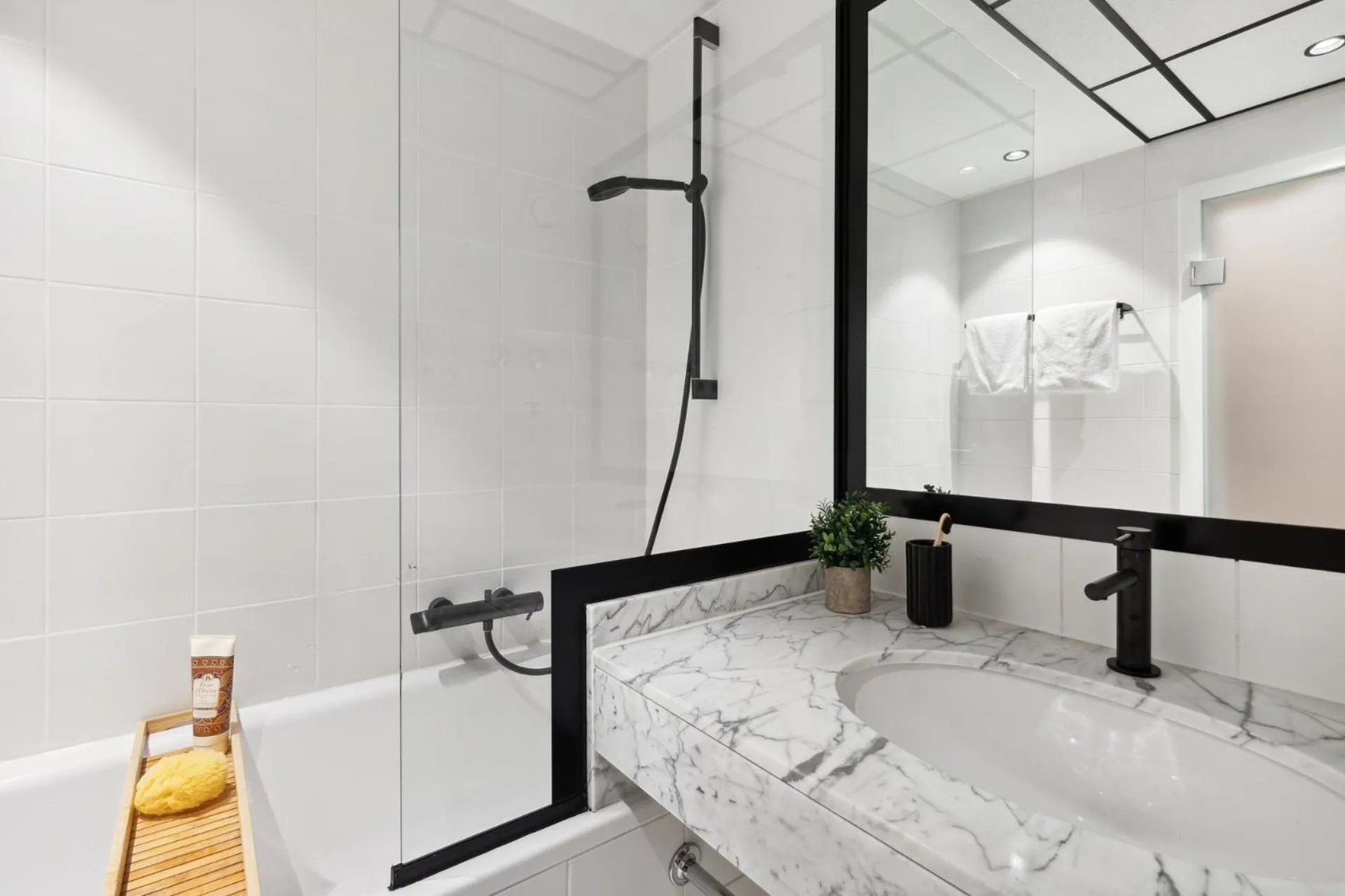 Shower, Bed in Home and CoLiving Bonn I Aparthotel