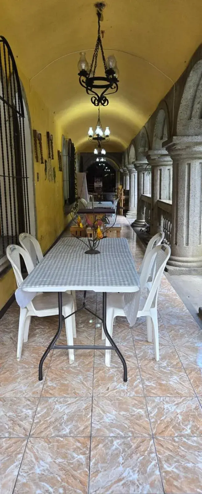 Basic Triple Room with Shared Bathroom in Ciudad Vieja Bed & Breakfast Hotel Casa del Turista Basic Triple Room with Shared Bathroom in Ciudad Vieja Bed & Breakfast Hotel Casa del Turista